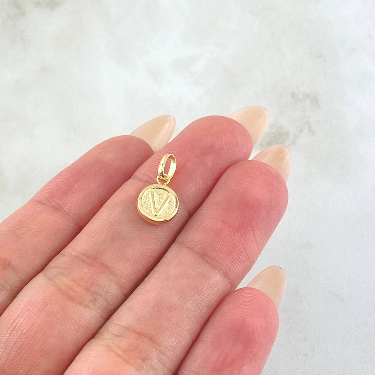 Dije Letra V 0.4gr / 1.5cm / Oro Amarillo 18K