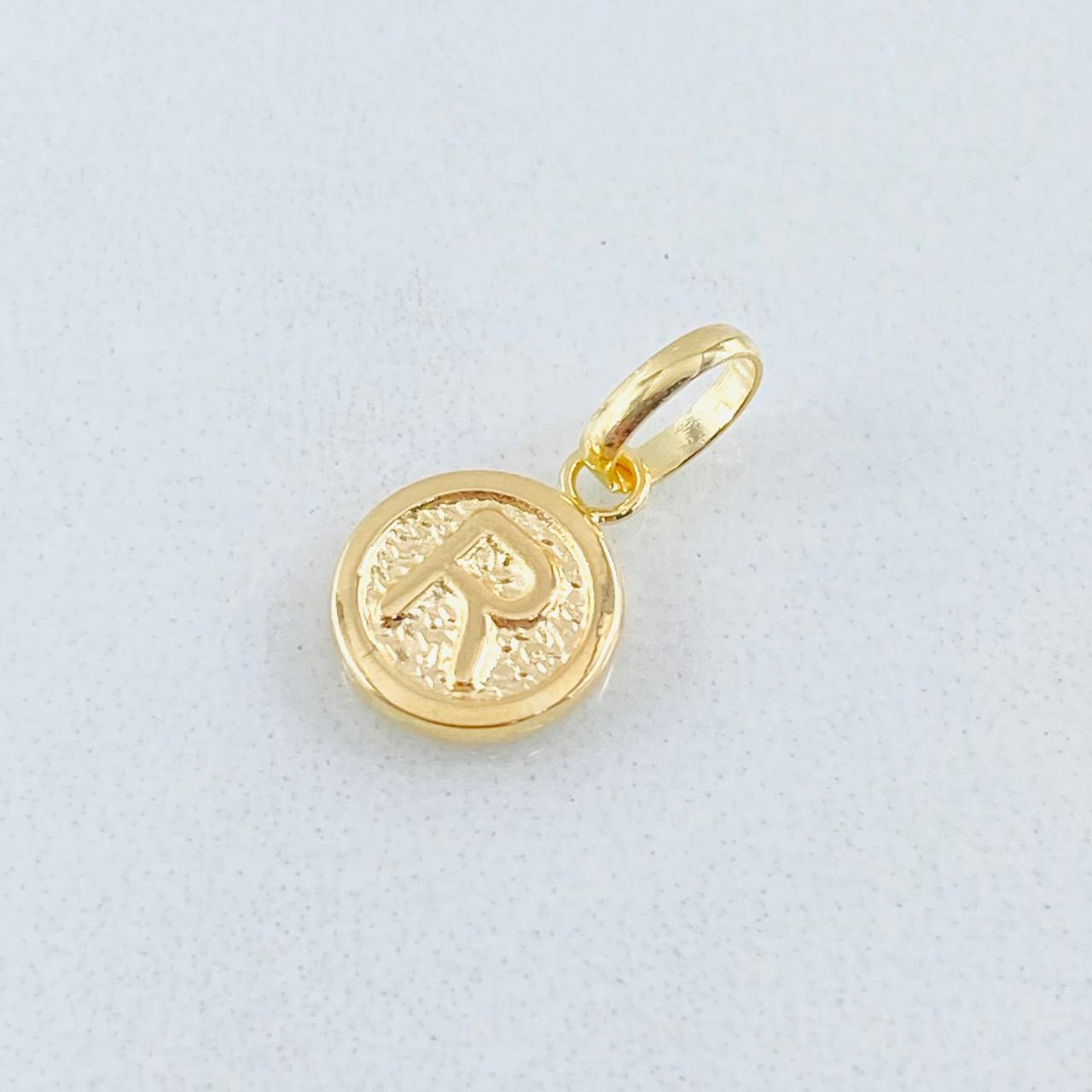 Dije Letra R 0.35gr / 1.5cm / Oro Amarillo 18K