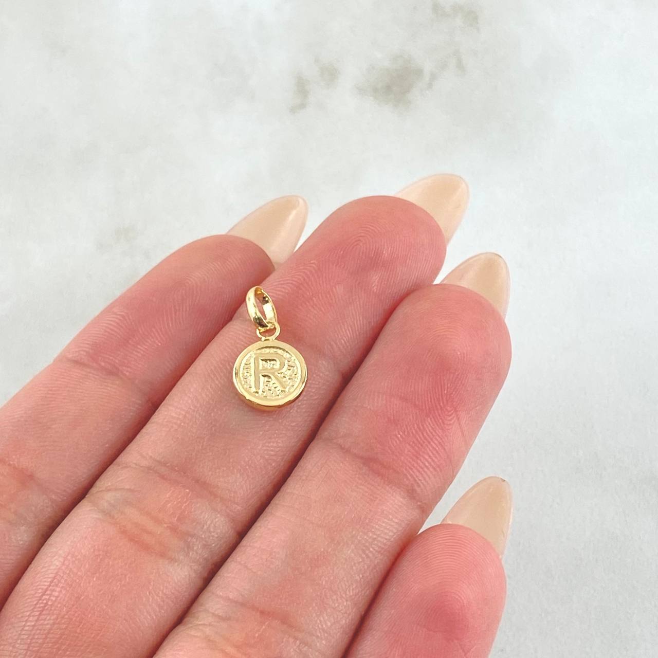 Dije Letra R 0.35gr / 1.5cm / Oro Amarillo 18K