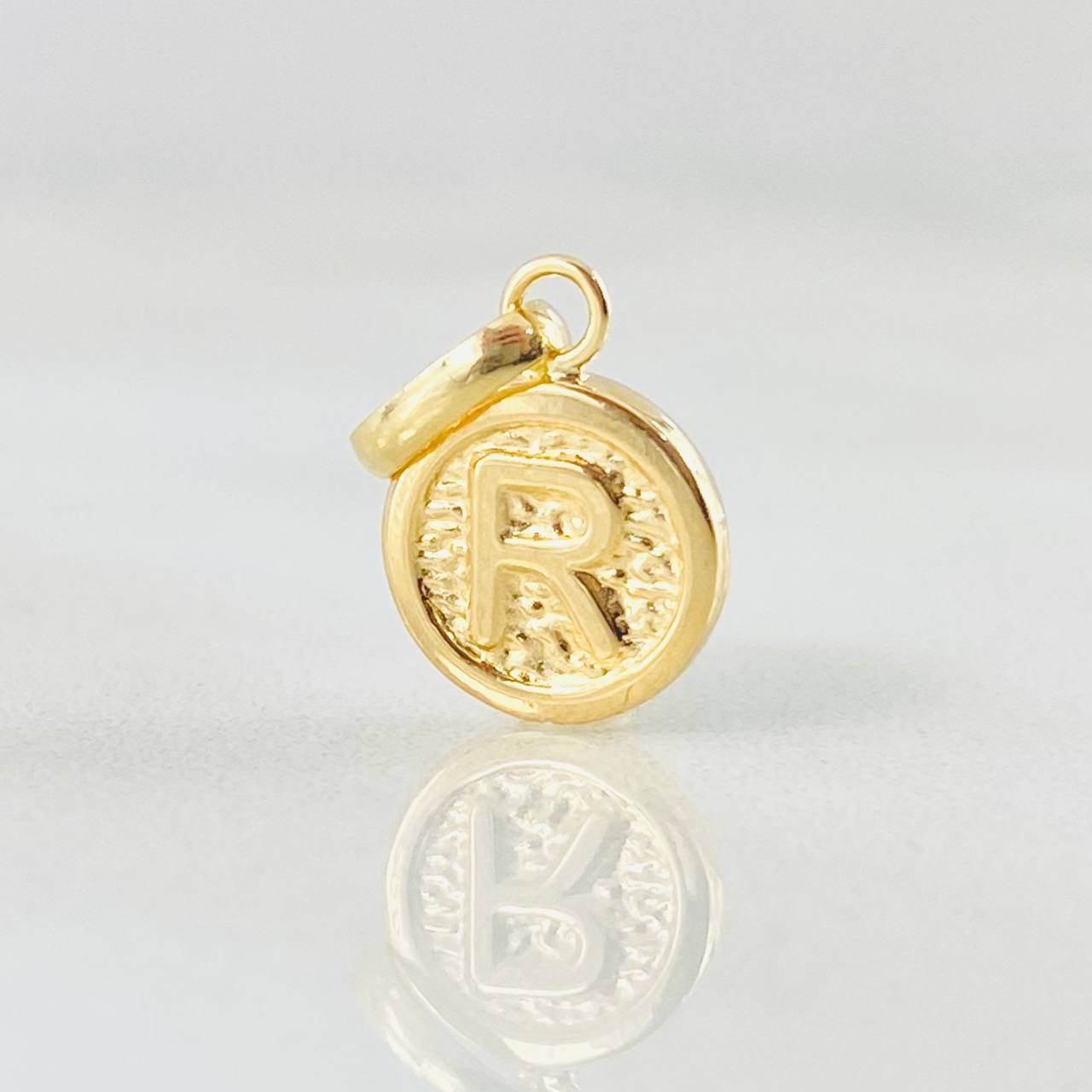 Dije Letra R 0.35gr / 1.5cm / Oro Amarillo 18K