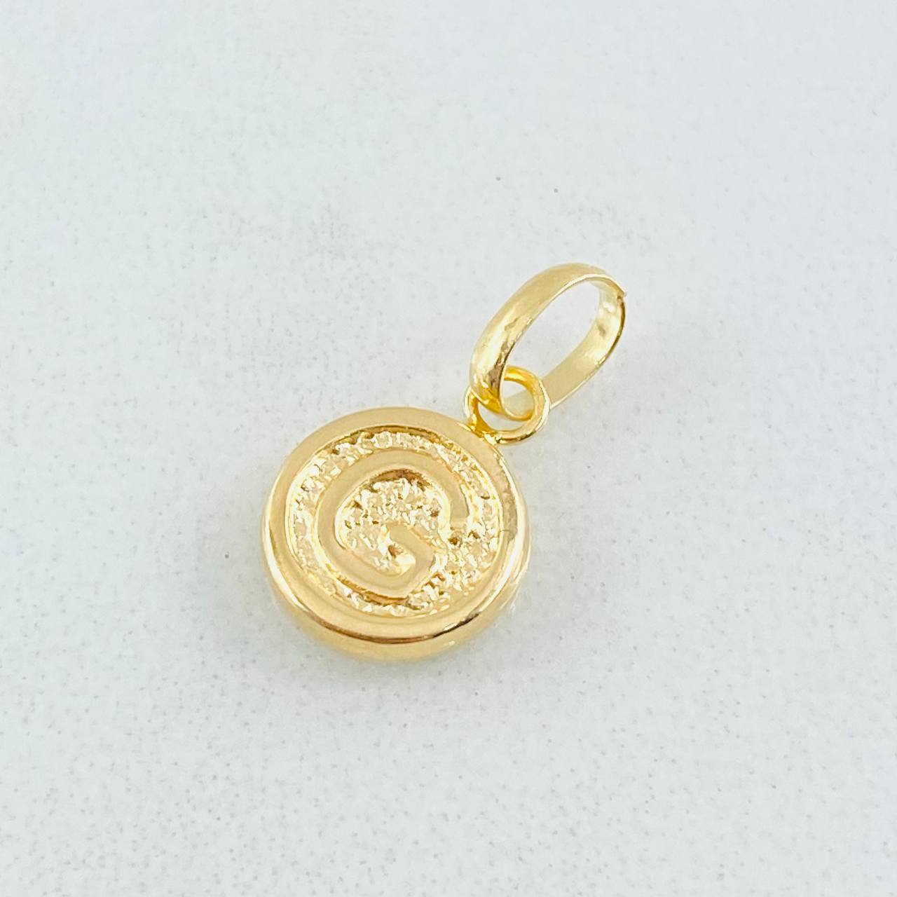 Dije Letra G 0.35gr / 1.4cm / Oro Amarillo 18K