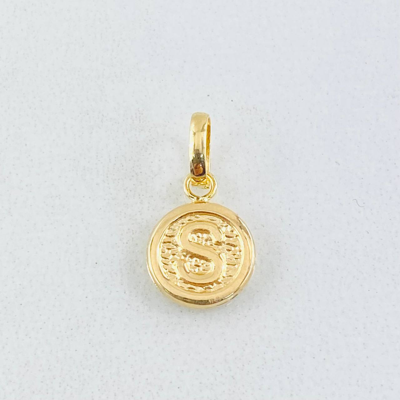 Dije Letra S 0.35gr / 1.5cm / Oro Amarillo 18K