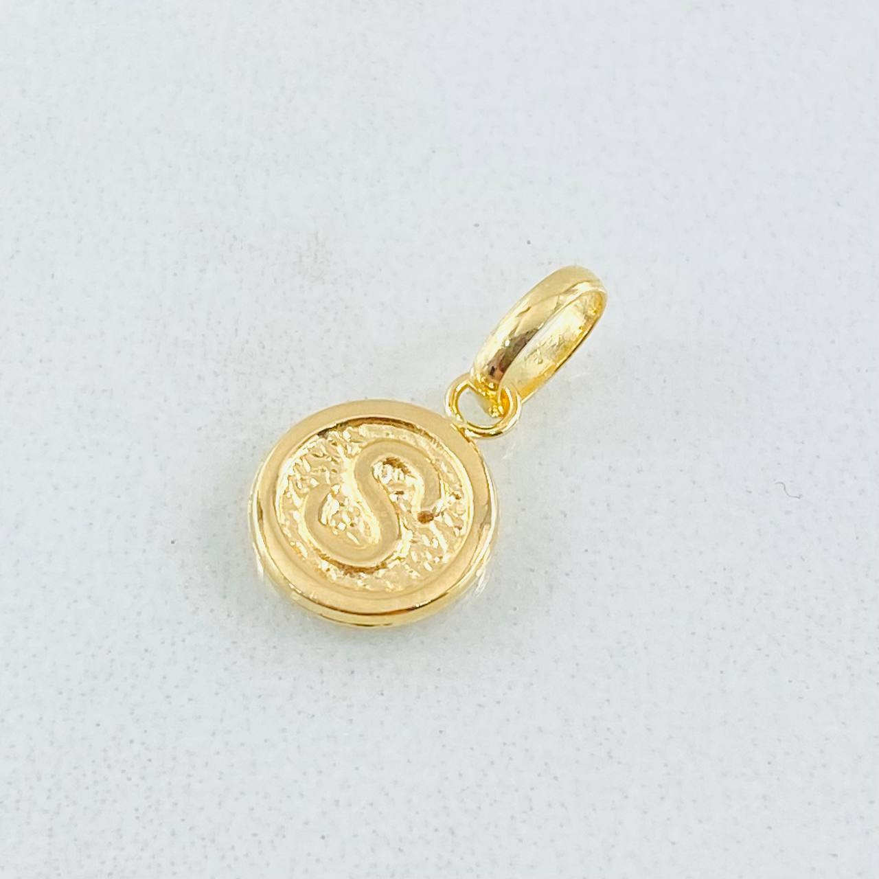 Dije Letra S 0.35gr / 1.5cm / Oro Amarillo 18K