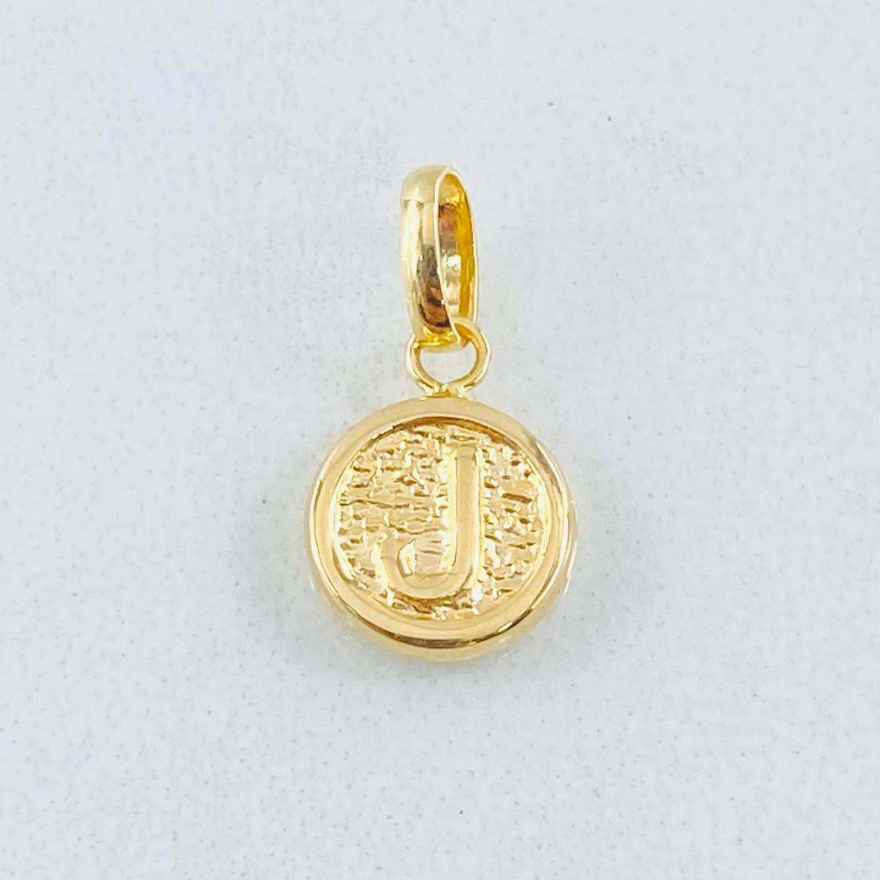 Dije Letra J 0.35gr / 1.5cm / Oro Amarillo 18K