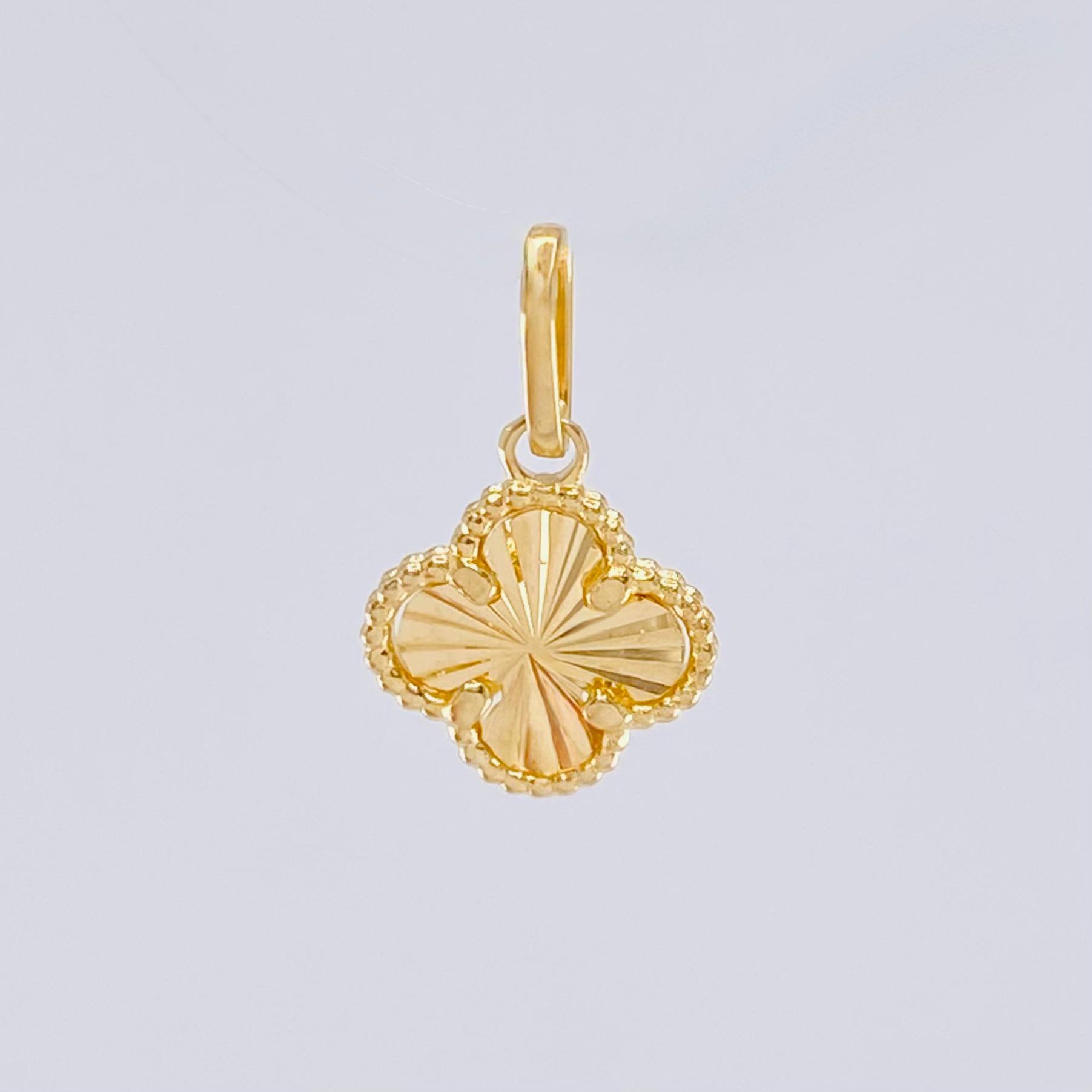 Dije Trebol Dorado 0.8gr / 1.8cm / Oro Amarillo Nac.Esp. 18K ©