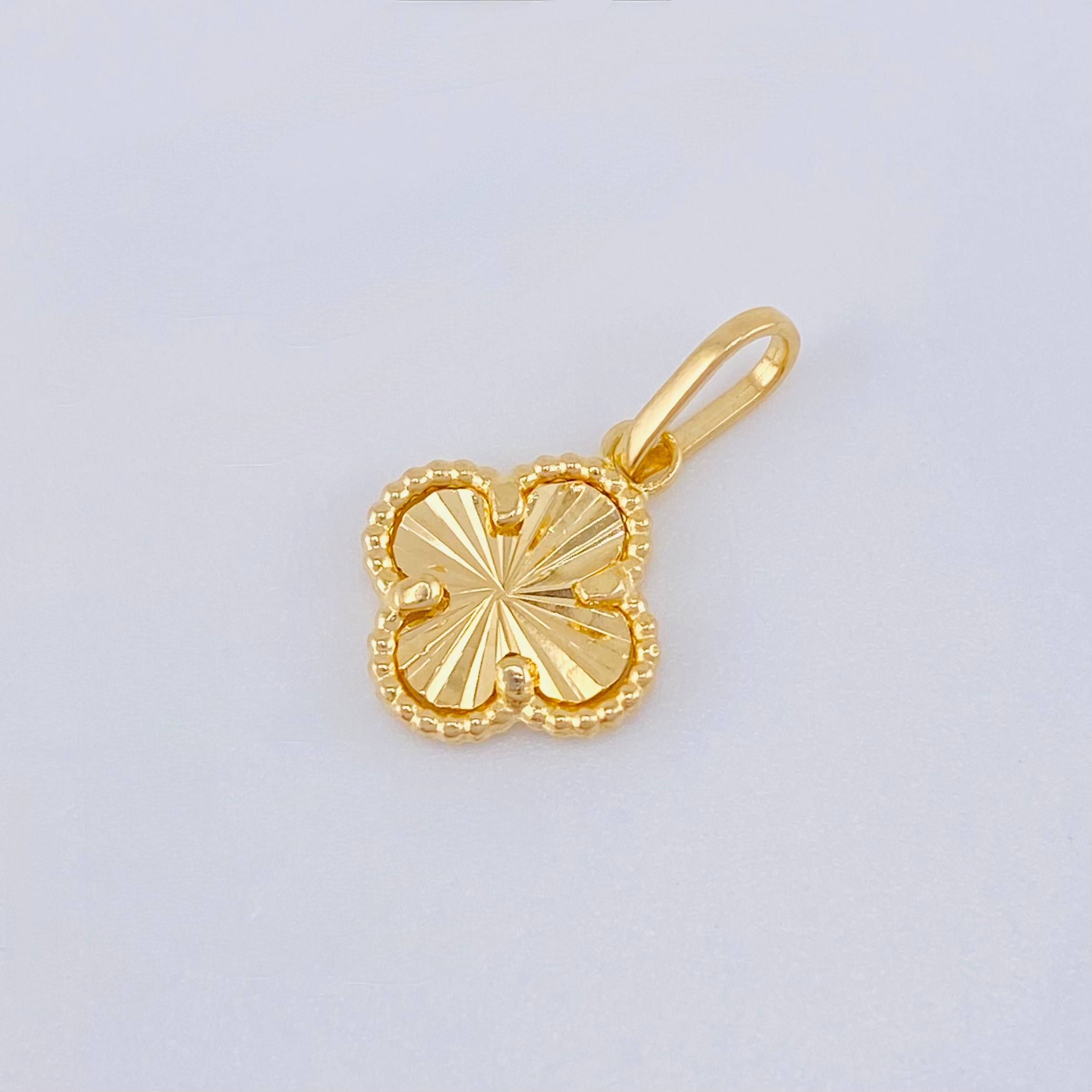 Dije Trebol Dorado 0.8gr / 1.8cm / Oro Amarillo Nac.Esp. 18K ©