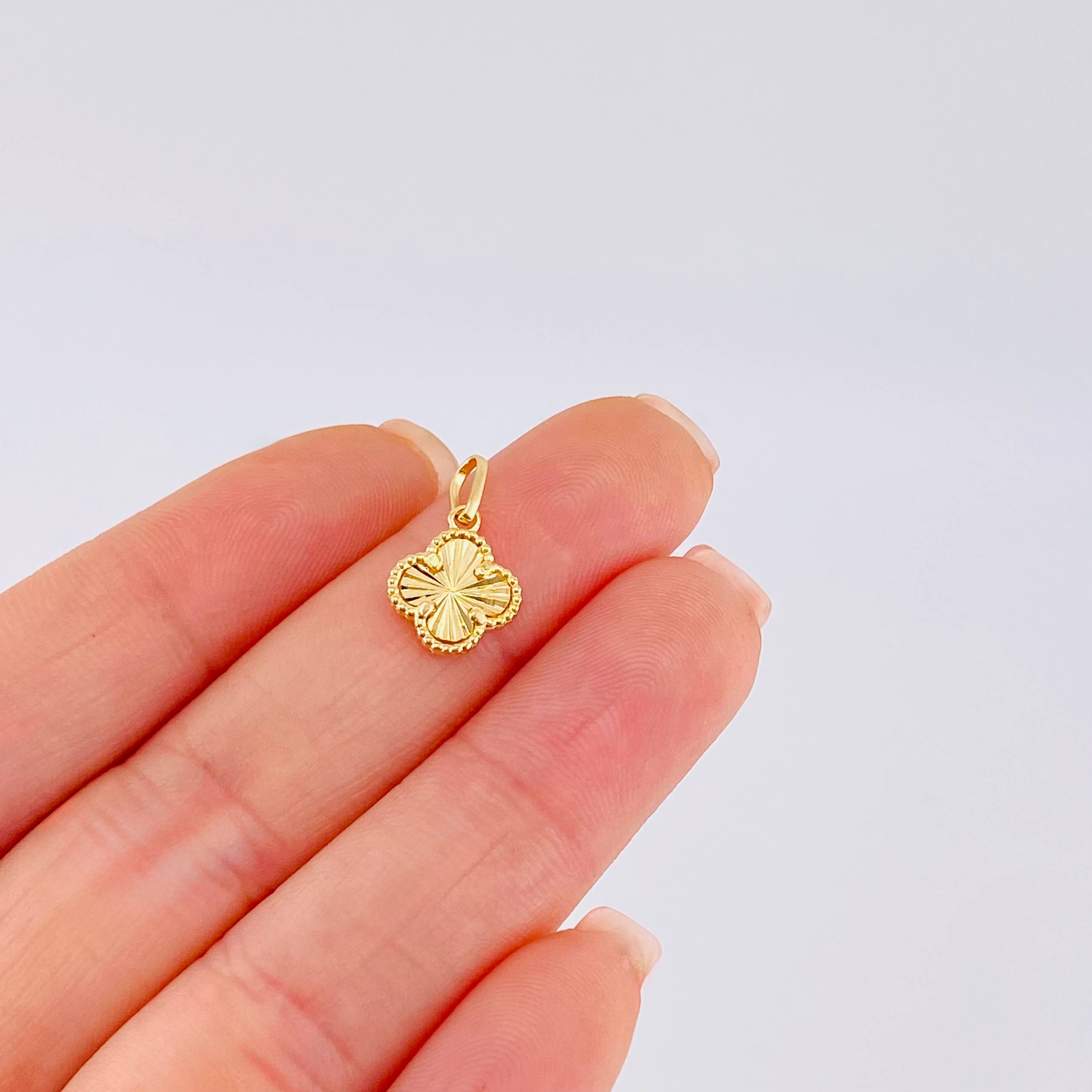 Dije Trebol Dorado 0.8gr / 1.8cm / Oro Amarillo Nac.Esp. 18K ©
