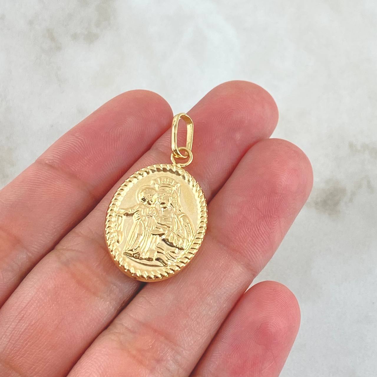 Dije Virgen del Carmen 2gr / 3.3cm / Ovalo Bordeado Oro Amarillo 18K *