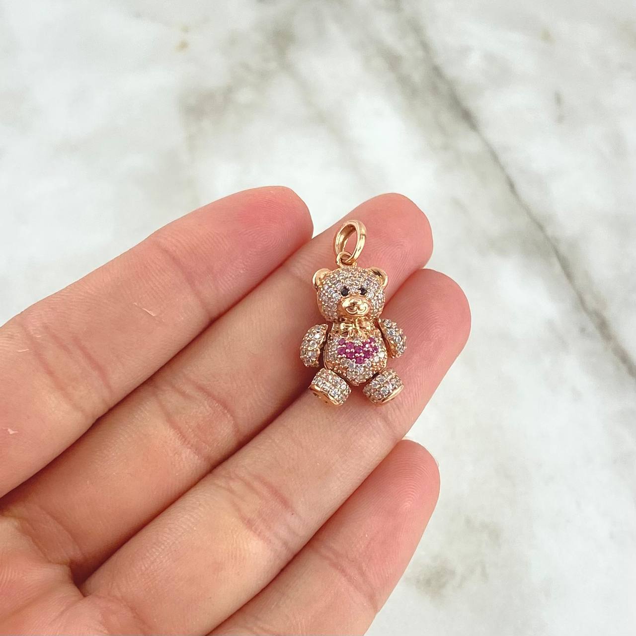 Dije Oso Articulado Corazón 4.1gr / 2.6cm / Circones Blancos Y Rosas Oro Rosa 18K ©