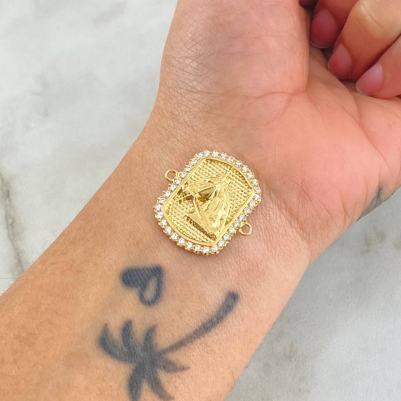 Herraje Marco Caballo 6.05gr / 2.4cm / Circones Blancos  Oro Amarillo 18K *