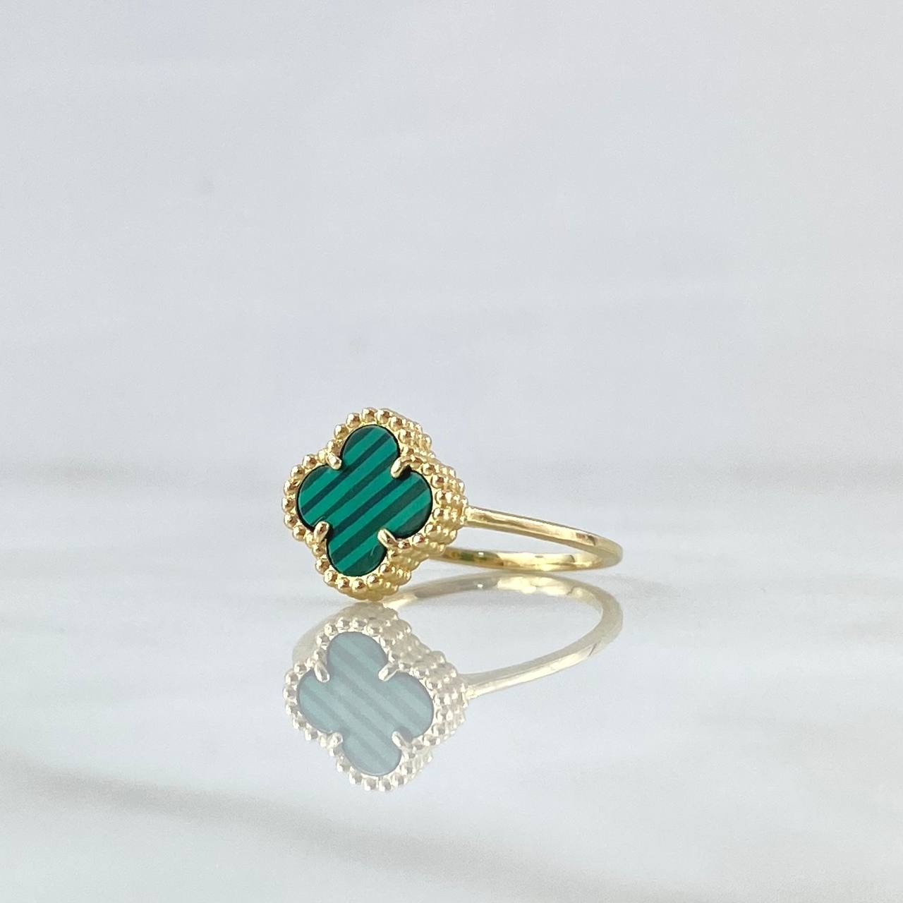 Anillo Trebol VCyA 2.3gr / T7 / Malaquita Verde Punteado Oro Amarillo Nac.Esp. 18K