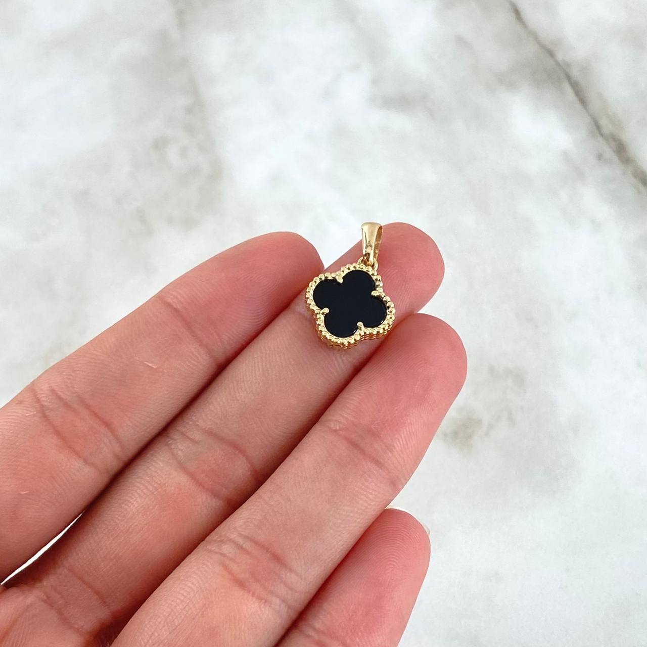 Dije Trebol VCyA 1.7gr / 1.9cm / Onix Negro Punteado Oro Amarillo 18K *