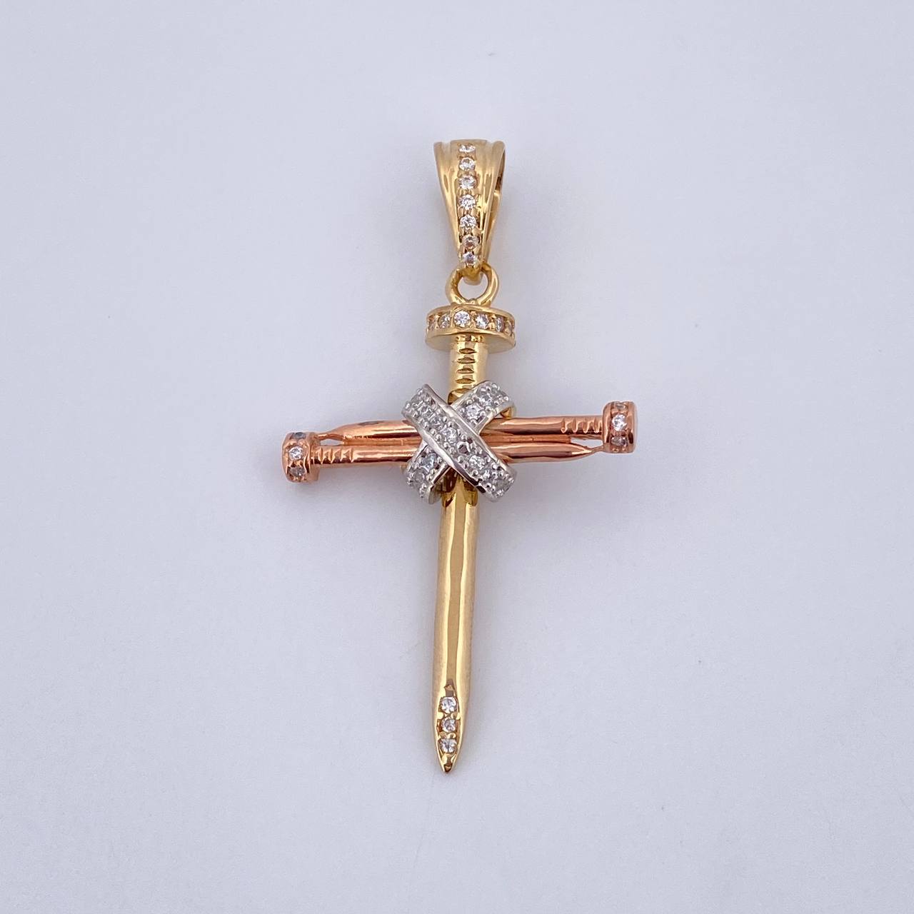 Dije Cruz Clavo Penitencia 3.55gr / 4cm / Circones Blancos Tres Oros 18K &