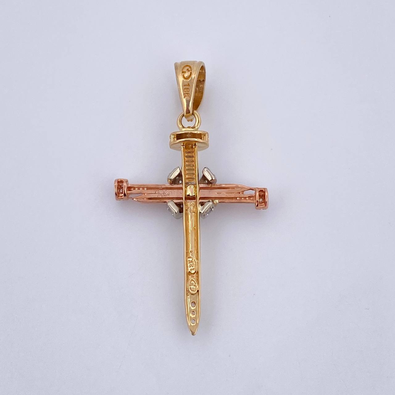 Dije Cruz Clavo Penitencia 3.55gr / 4cm / Circones Blancos Tres Oros 18K &