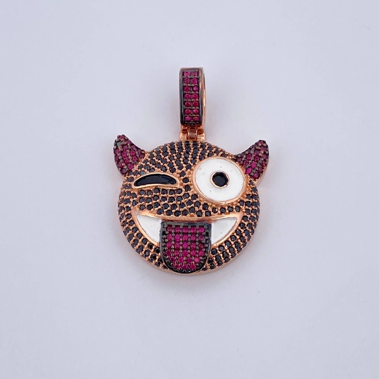 Dije Emoji 7.35gr / 3.4cm / Circones Fucsias Negros Dos Oros Negro Rosa 18K &