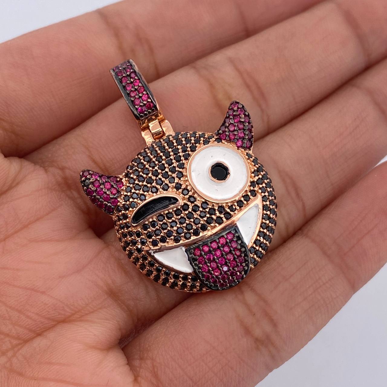 Dije Emoji 7.35gr / 3.4cm / Circones Fucsias Negros Dos Oros Negro Rosa 18K &