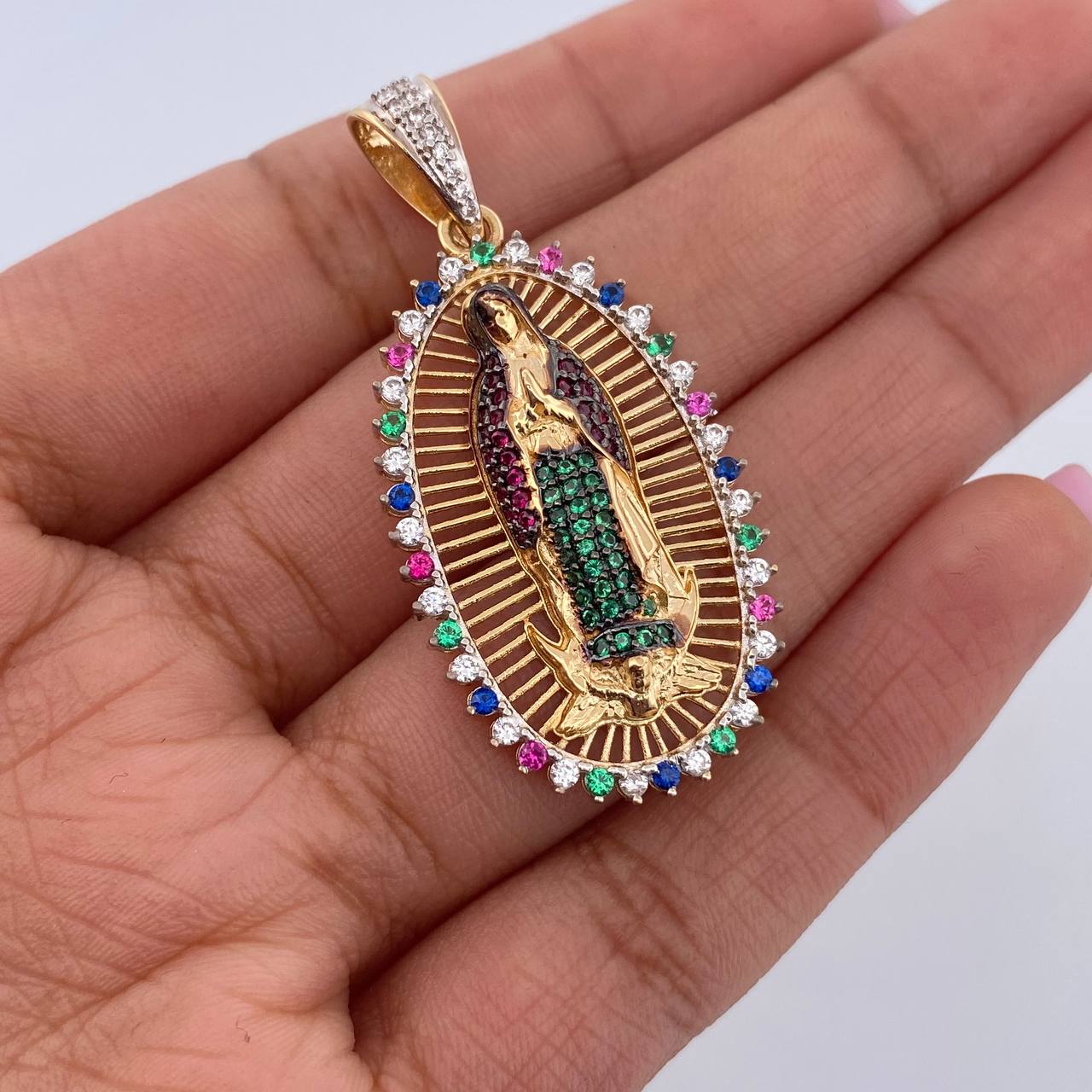 Dije Virgen Guadalupe 7.15gr / 4.4cm / Circones Verdes Fucsias Azules Blancos Dos Oros Amarillo Blanco 18K &
