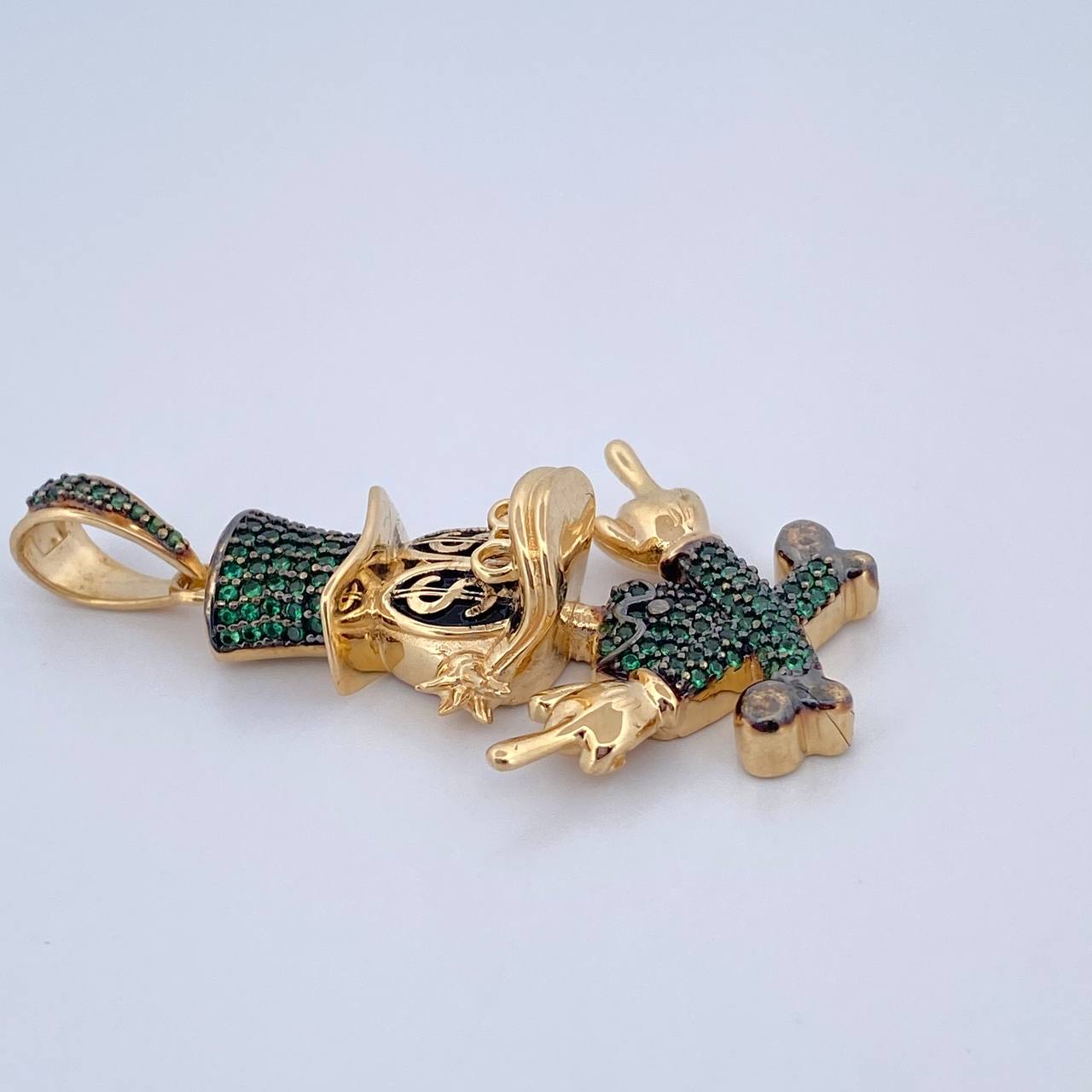 Dije Pato Sombrero 10.8gr / 4.7cm / Circones Verdes Dos Oros Negro Amarillo 18K &