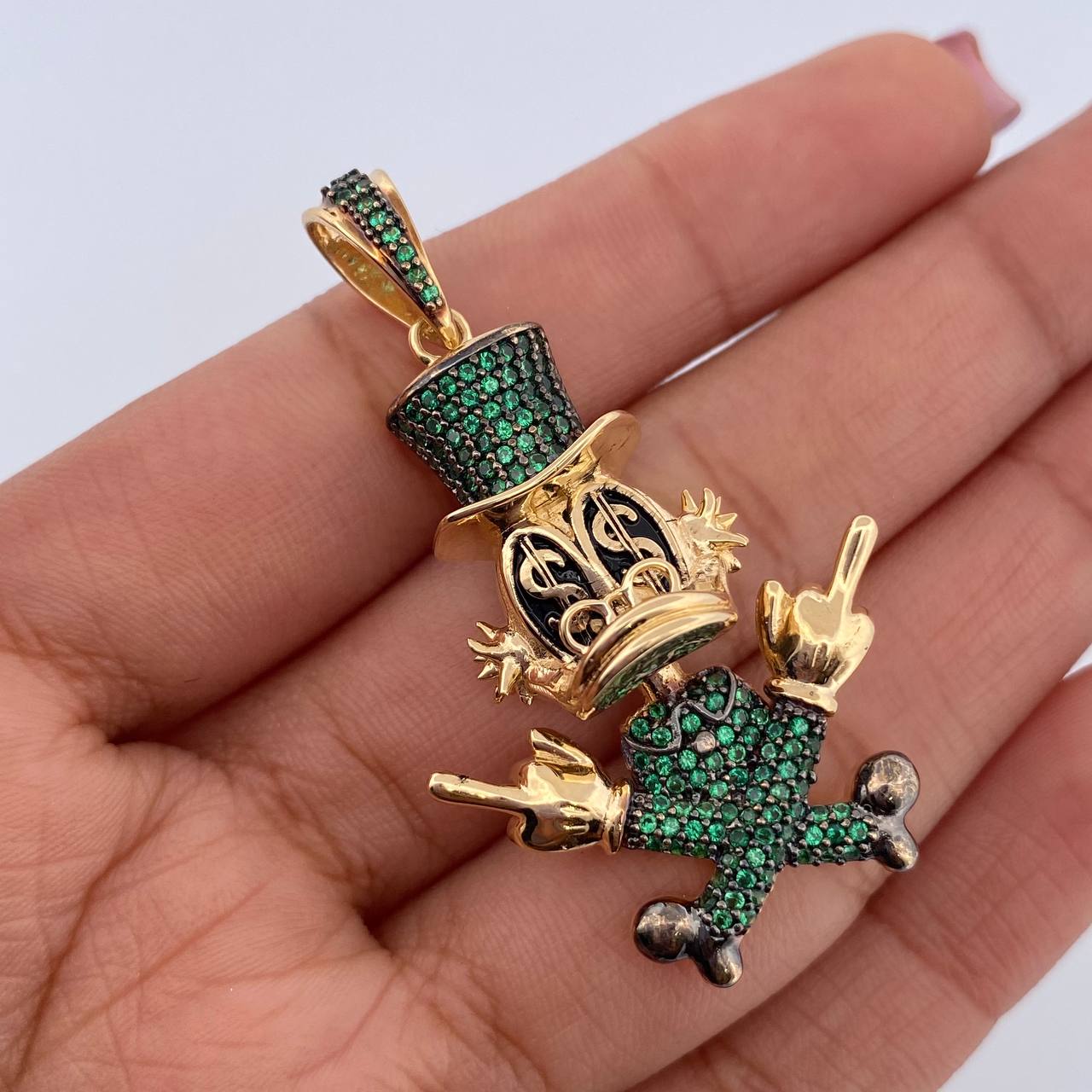 Dije Pato Sombrero 10.8gr / 4.7cm / Circones Verdes Dos Oros Negro Amarillo 18K &