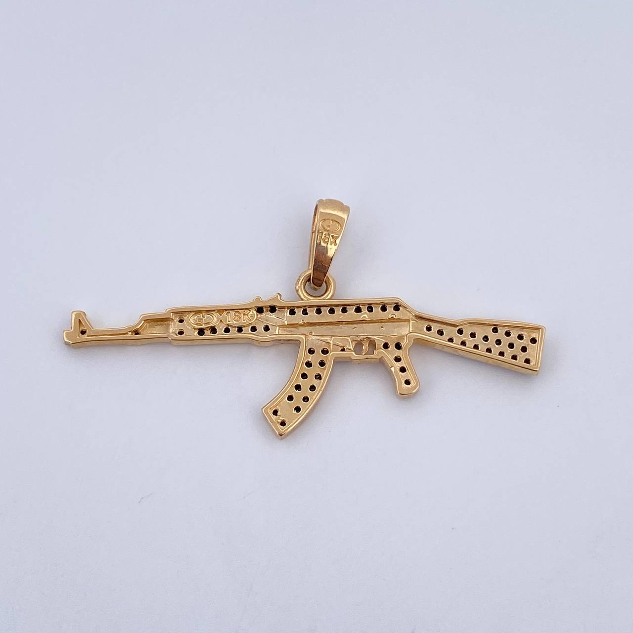 Dije Arma Fusil 3.25gr / 4.4cm / Circones Negros Oro Amarillo 18K &