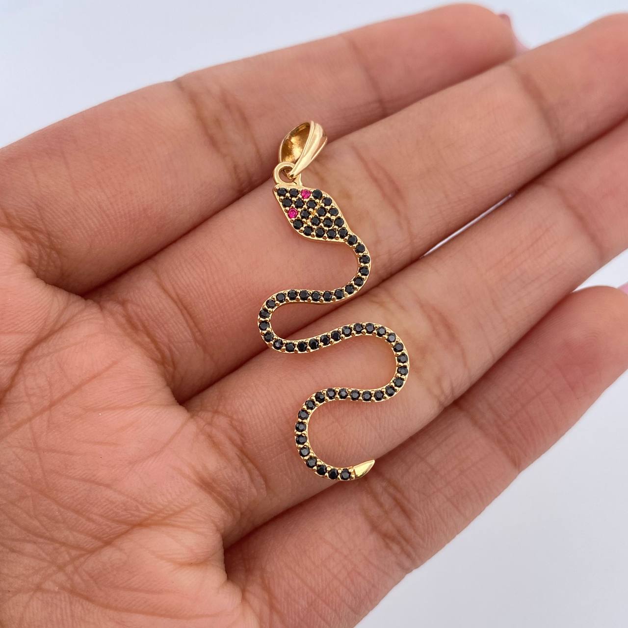 Dije Serpiente 1.85gr / 3.8cm / Circones Fucsias Negros Oro Amarillo 18K &