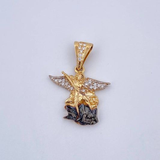 Dije San Miguel Arcangel 3.15gr / 2.7cm / Circones Blancos Tres Oros 18K &