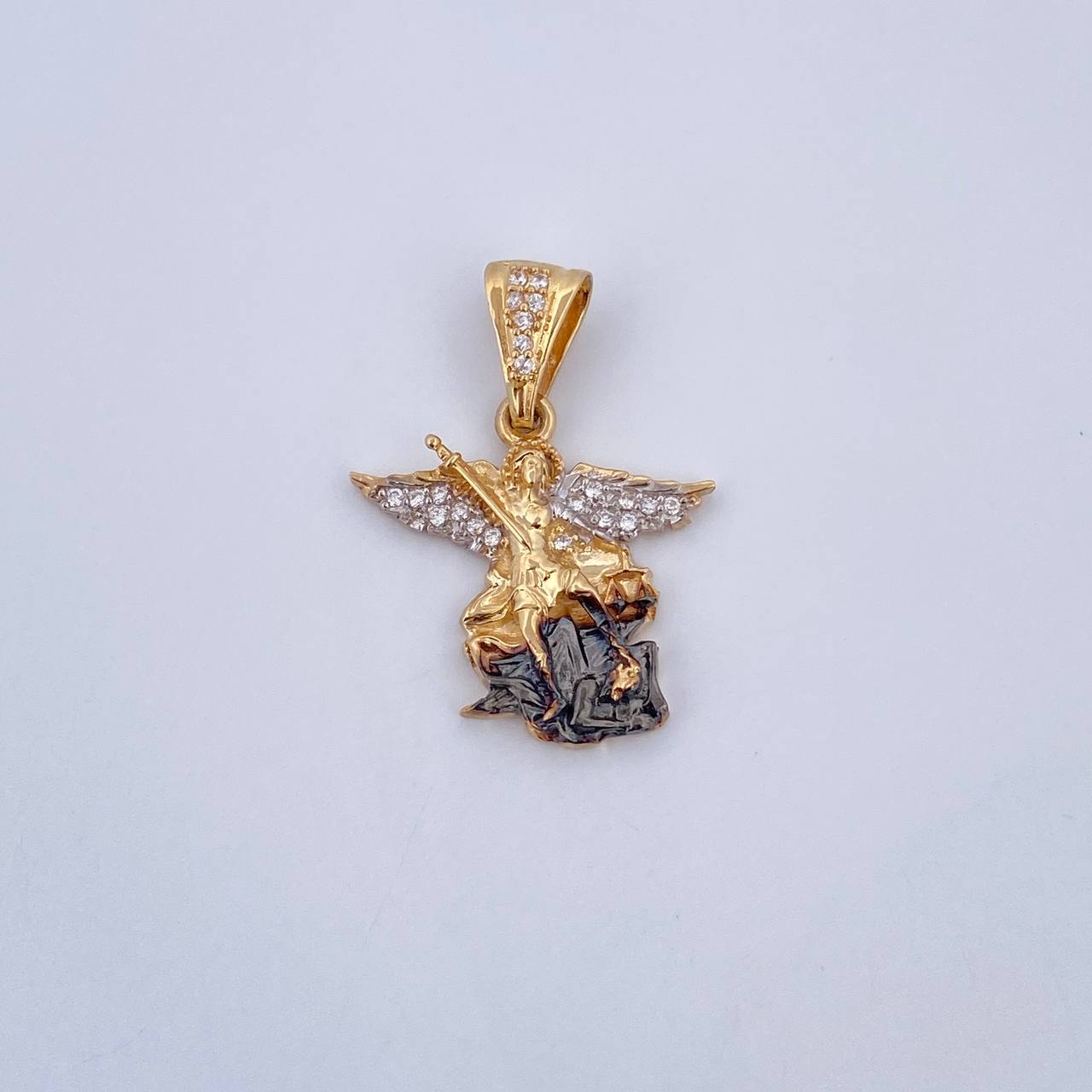 Dije San Miguel Arcangel 4.7gr / 2.9cm / Circones Blancos  Tres Oros 18K $
