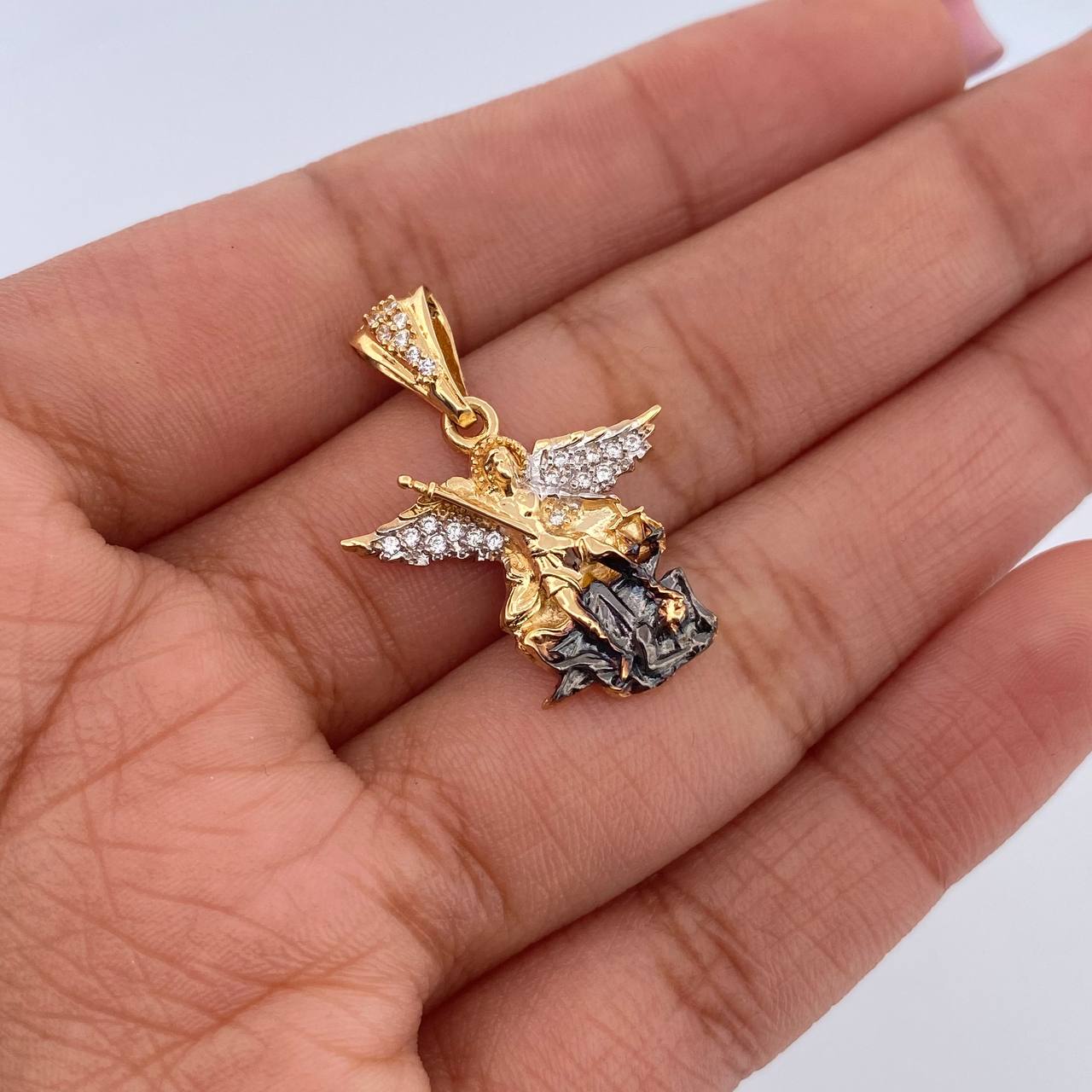 Dije San Miguel Arcangel 3.05gr / 2.7cm / Circones Blancos Tres Oros 18K &