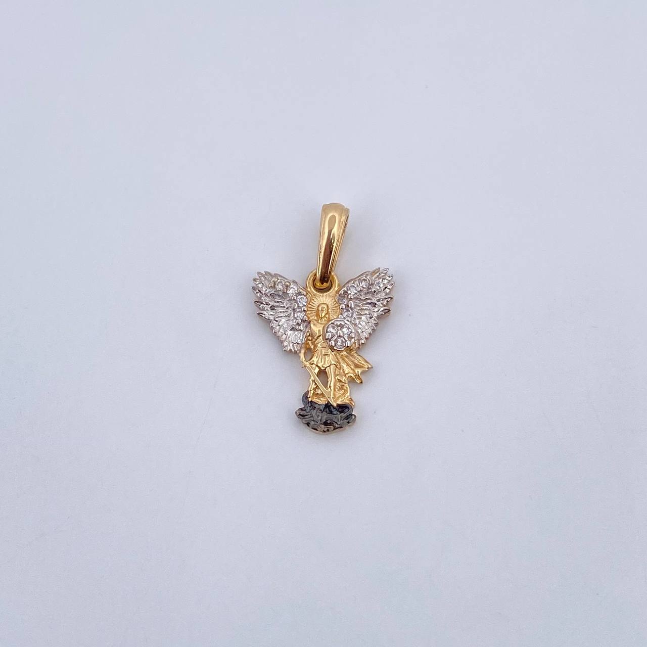 Dije San Miguel Arcangel 1.6gr / 2.1cm / Circones Blancos Tres Oros 18K &