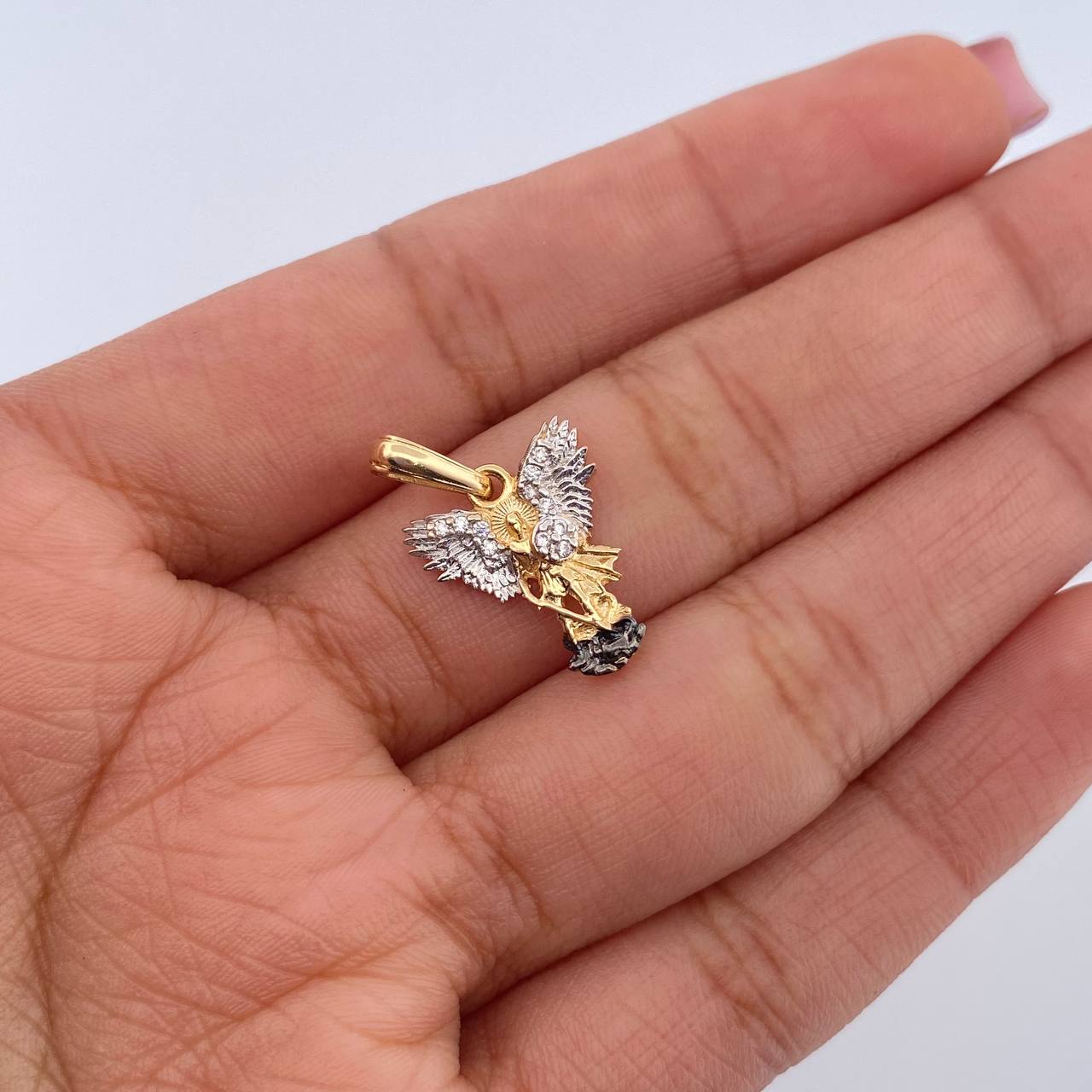 Dije San Miguel Arcangel 1.6gr / 2.1cm / Circones Blancos Tres Oros 18K &