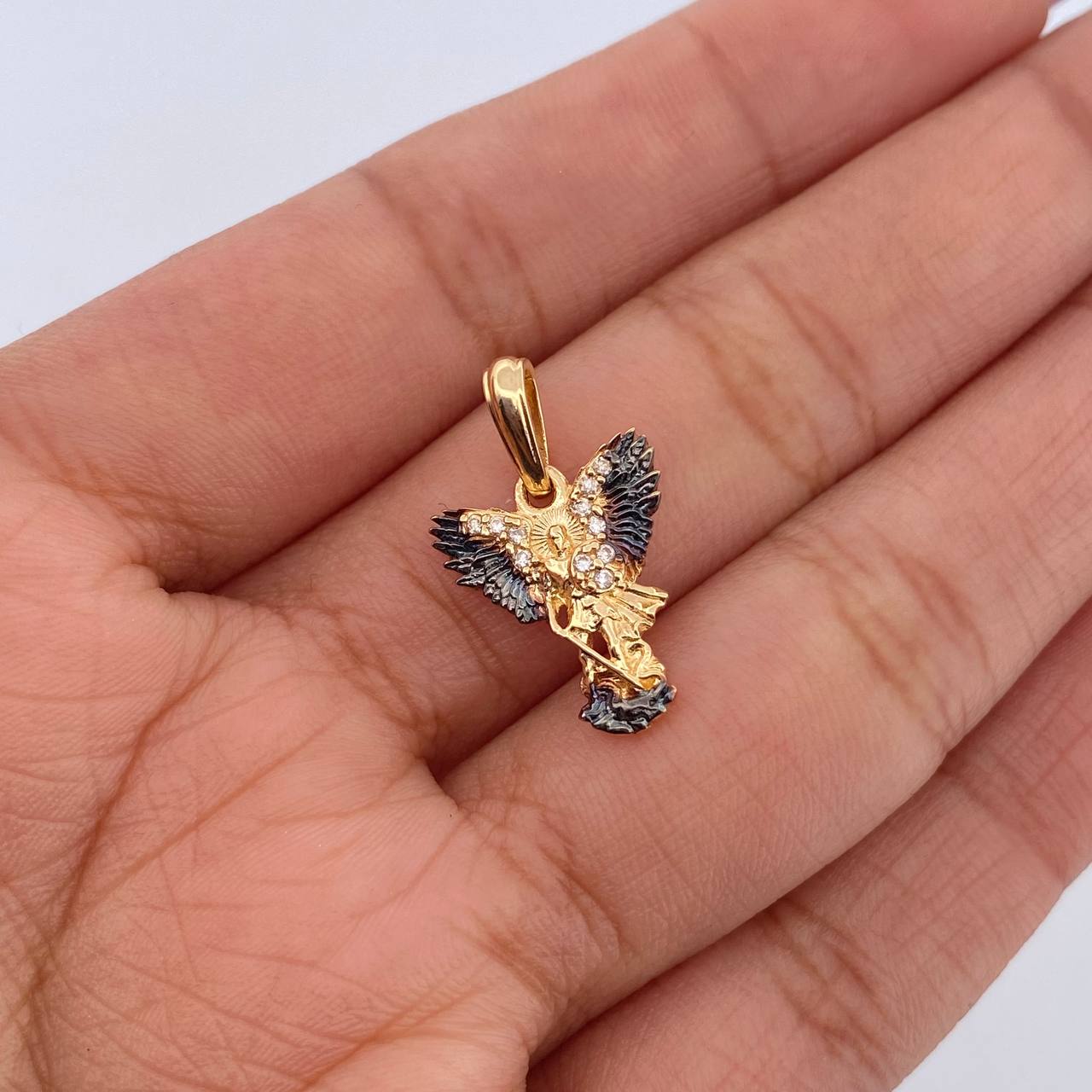 Dije San Miguel Arcangel 1.6gr / 2.1cm / Circones Blancos Dos Oros Negro Amarillo 18K &