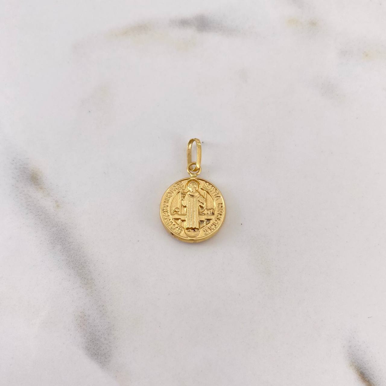 Dije San Benito 0.75gr / 2cm / Troquelado Oro Amarillo 18K #