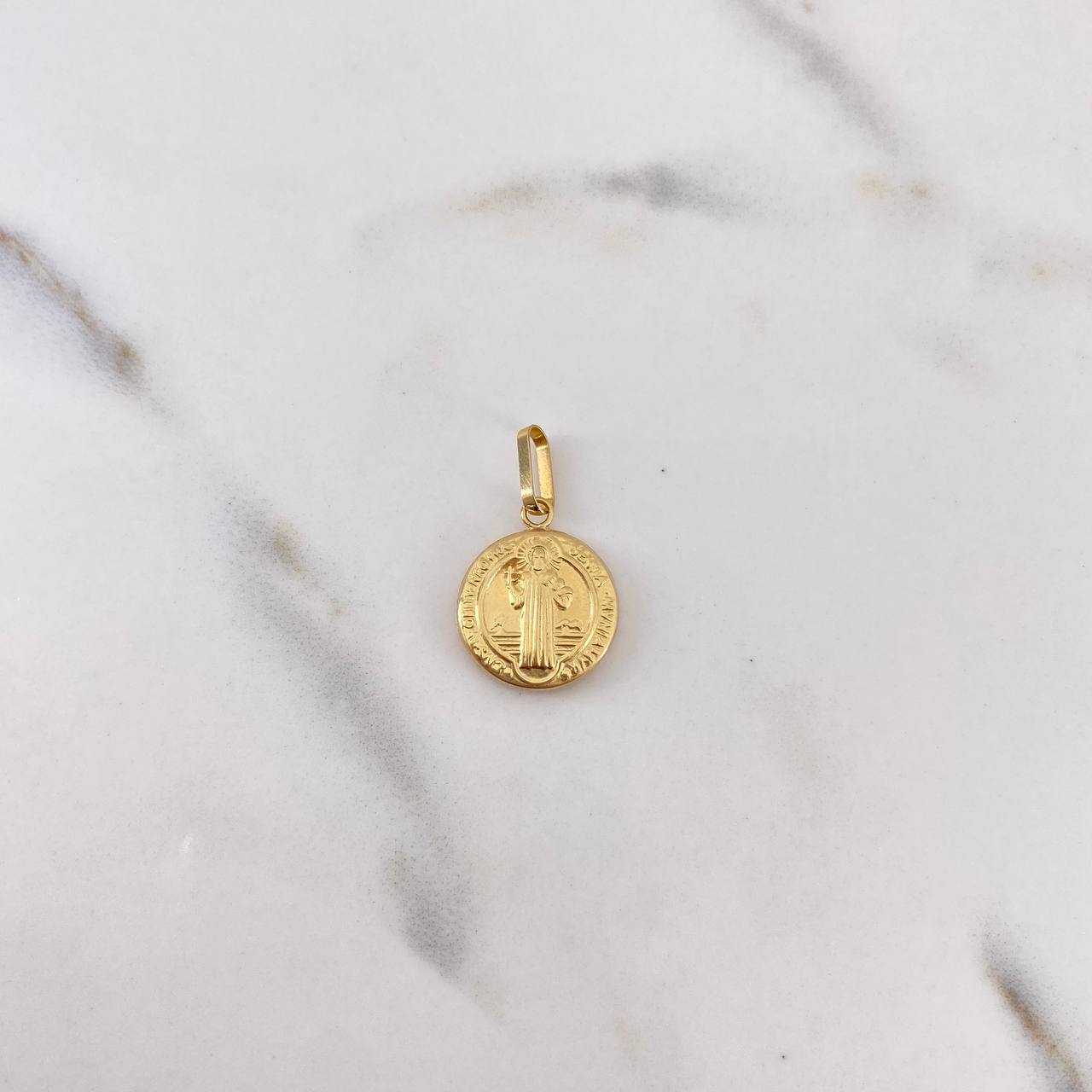 Dije San Benito 0.9gr / 2.2cm / Troquelado Oro Amarillo 18K #