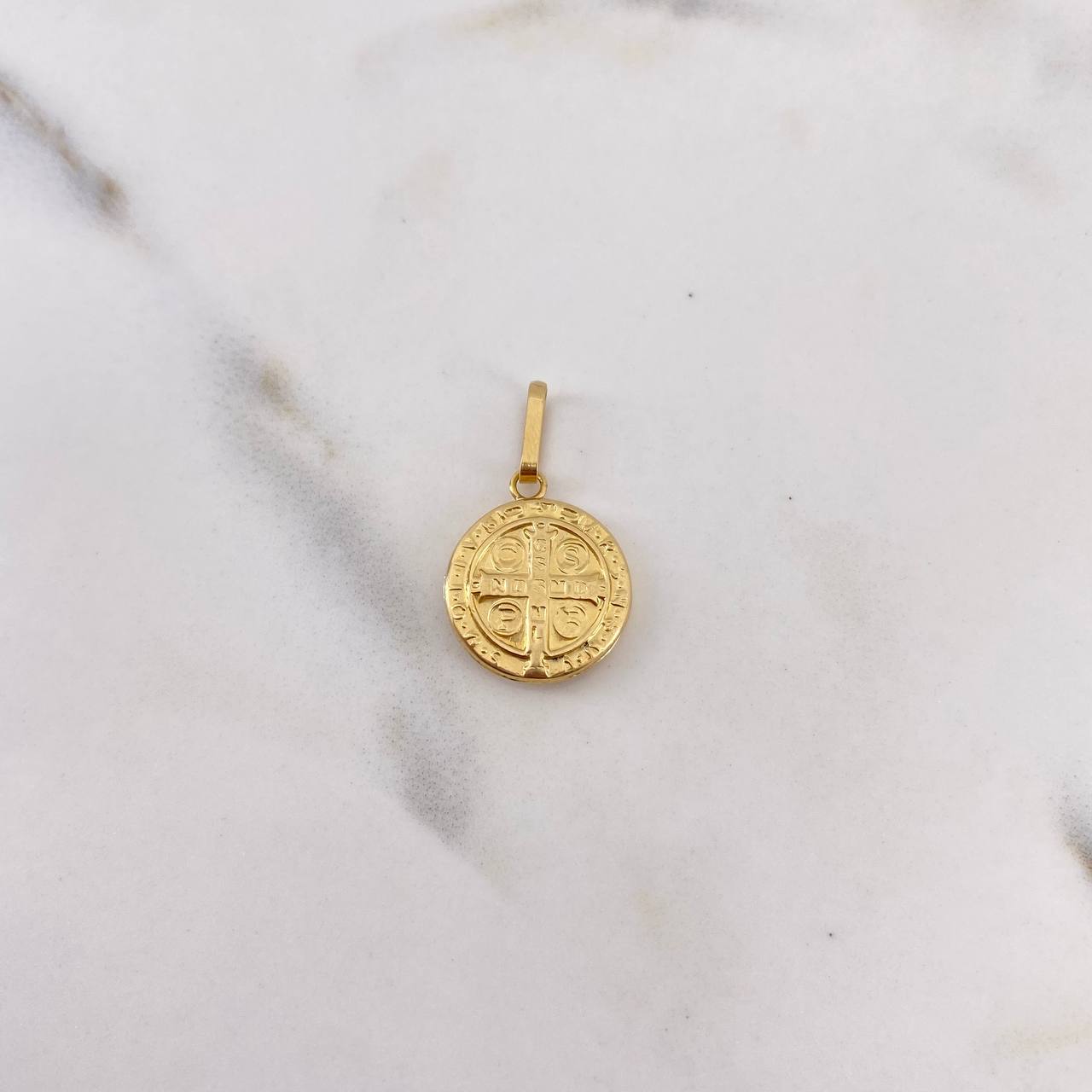 Dije San Benito 0.9gr / 2.2cm / Troquelado Oro Amarillo 18K #