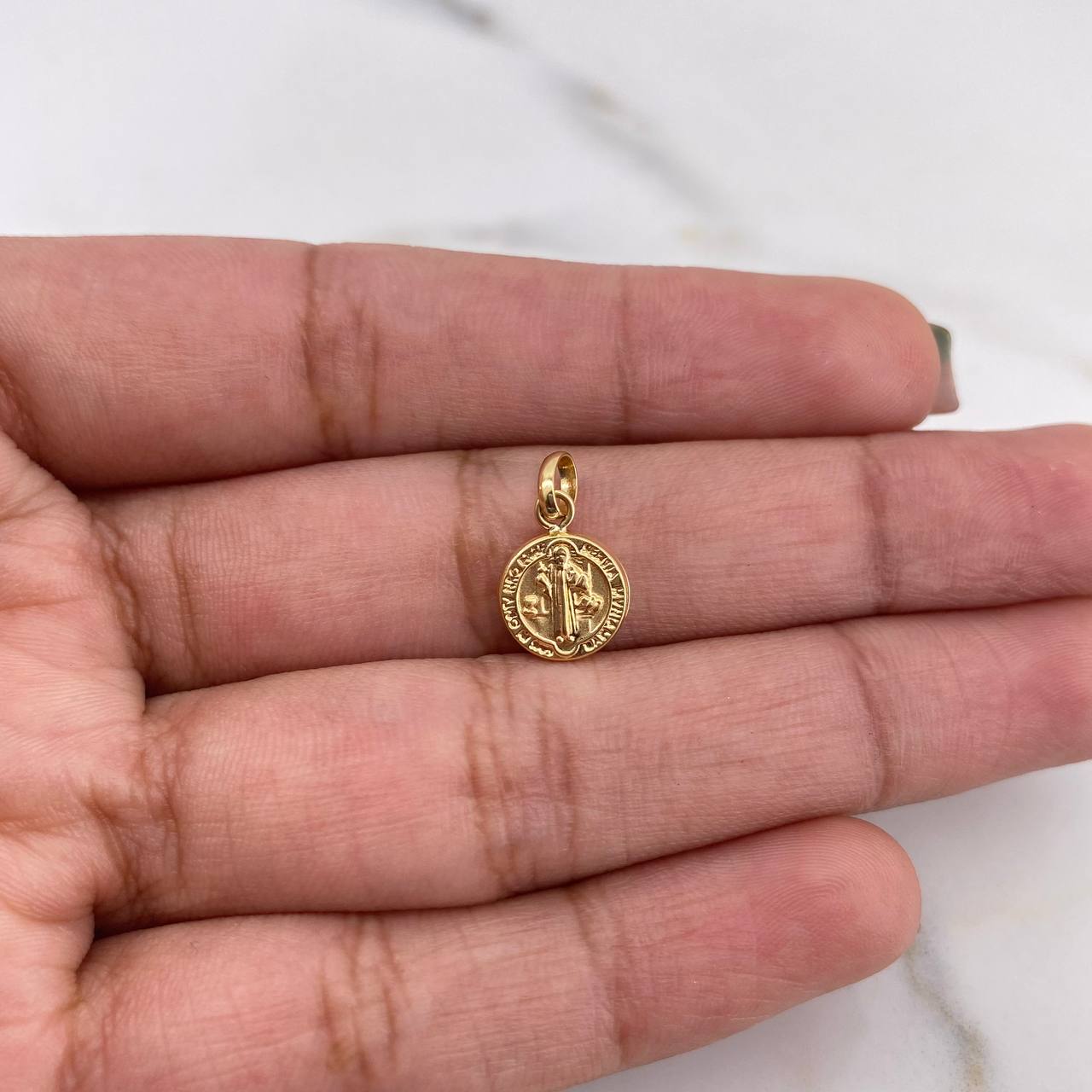 Dije San Benito 0.45gr / 1.4cm / Troquelado Oro Amarillo 18K #