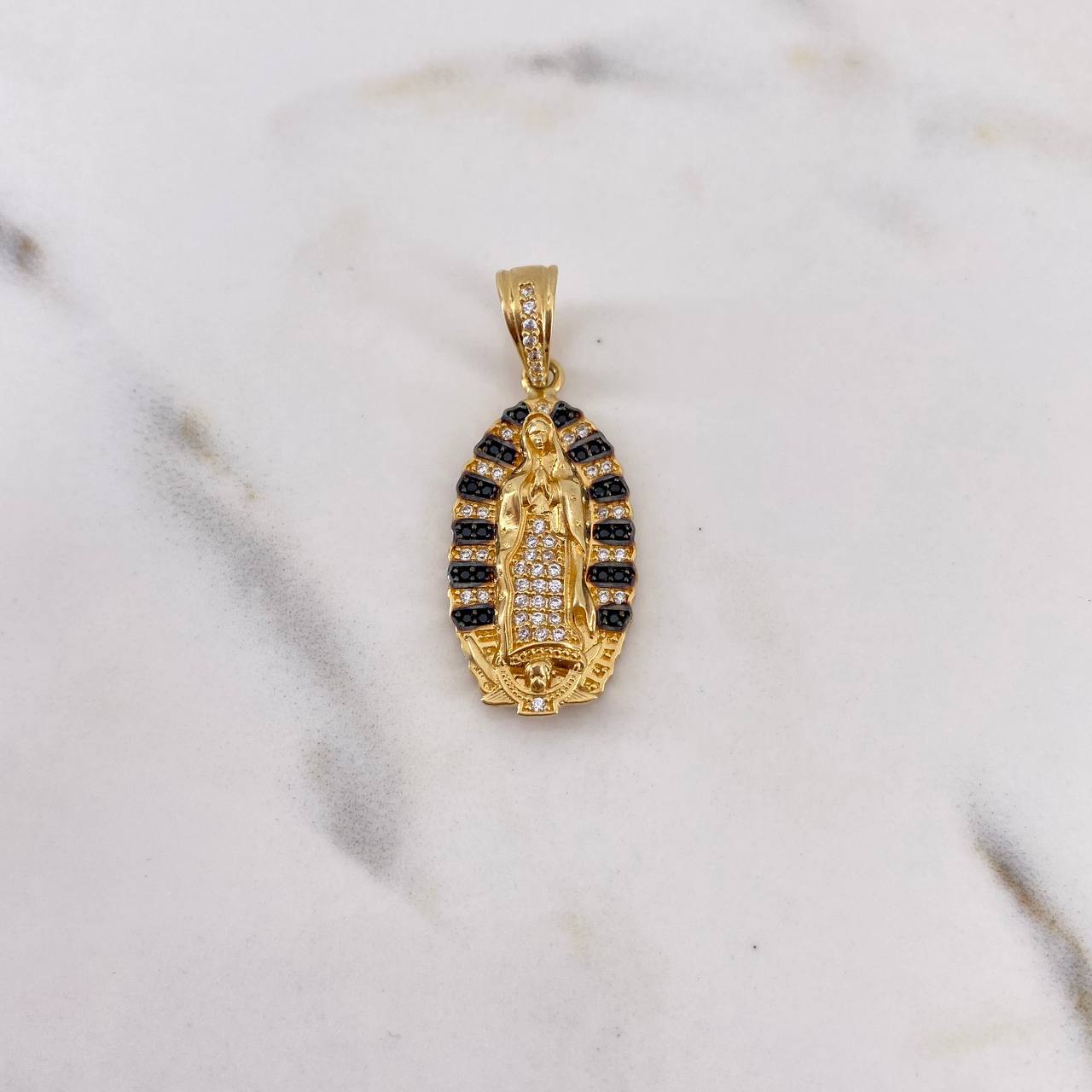 Dije Virgen Guadalupe 5.25gr / 3.5cm / Circones Negros Blancos Oro Amarillo 18K #