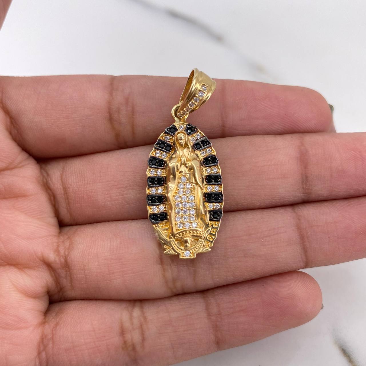 Dije Virgen Guadalupe 5.25gr / 3.5cm / Circones Negros Blancos Oro Amarillo 18K #