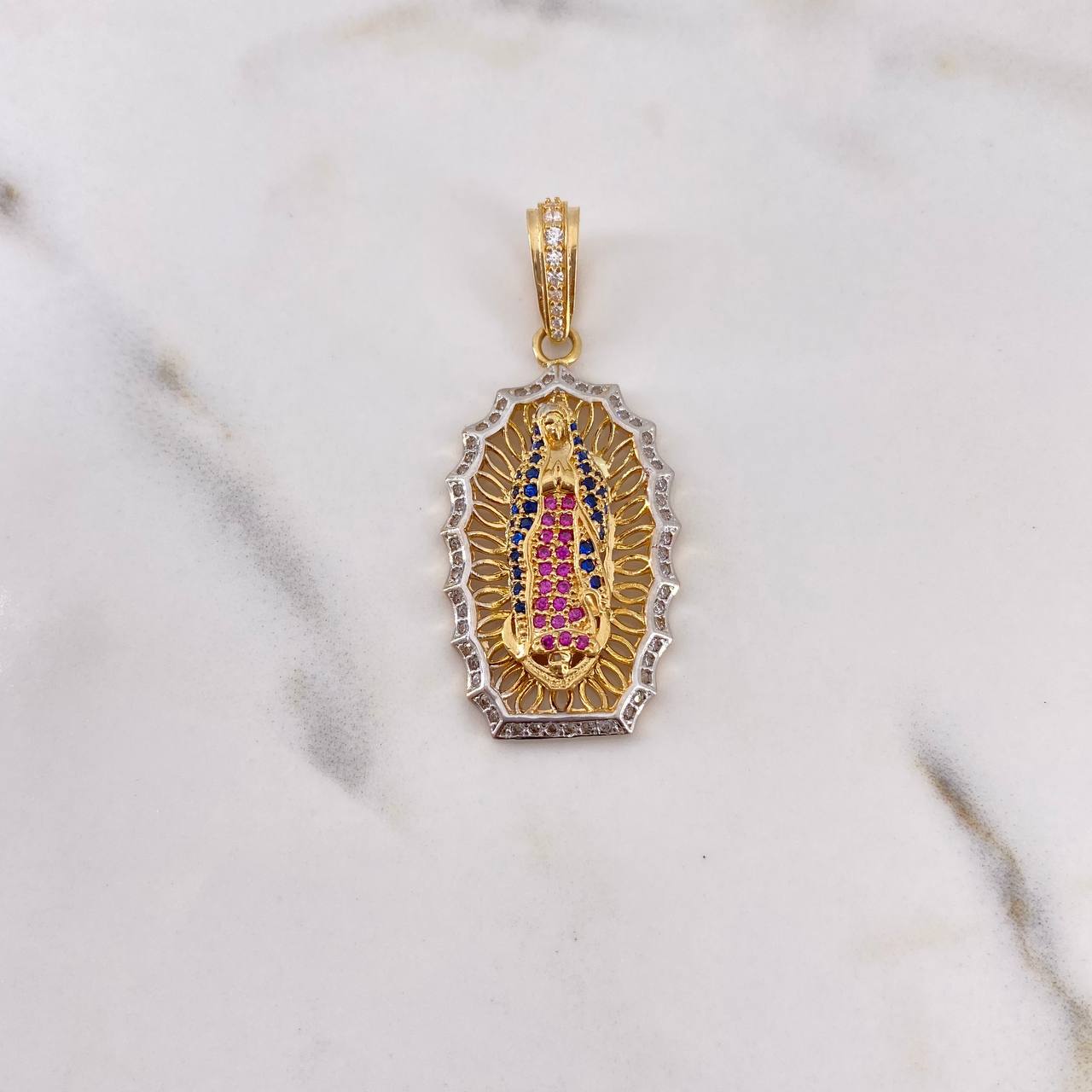 Dije Virgen Guadalupe 5.95gr / 4.3cm / Circones Fucsias Azules Blancos Dos Oros Amarillo Blanco 18K #
