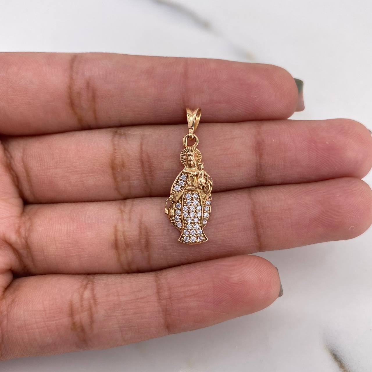 Dije Virgen Del Carmen 1.4gr / 2.6cm / Circones Blancos Oro Rosa 18K $