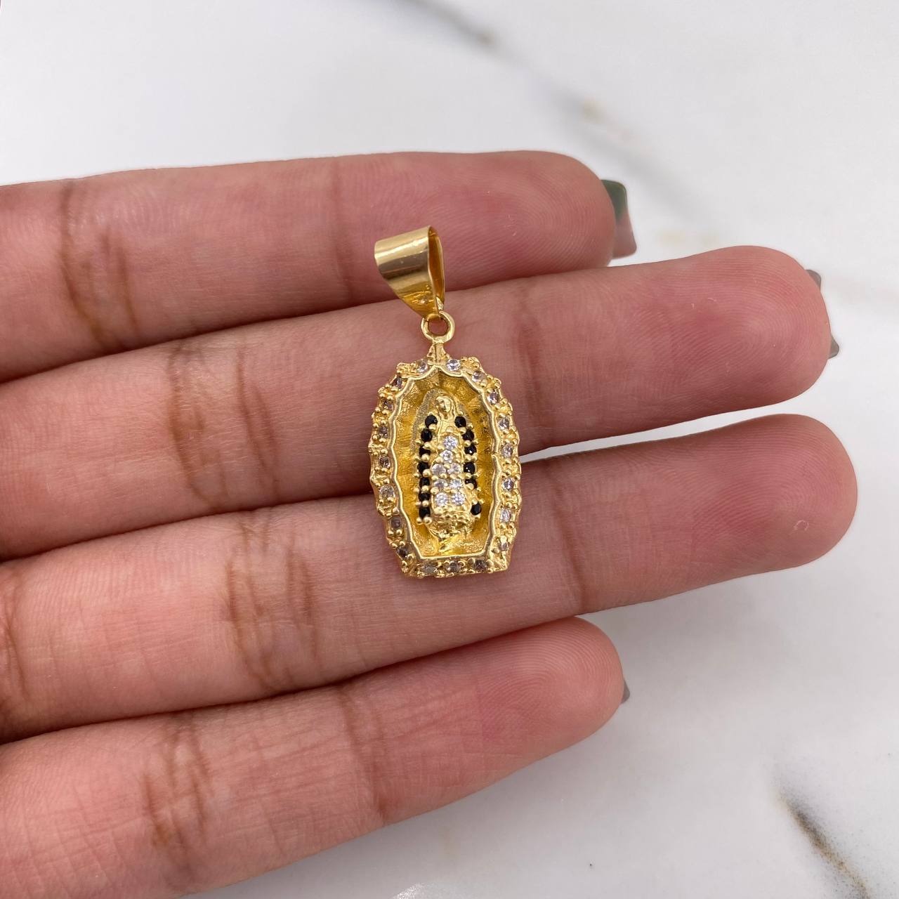 Dije Virgen Guadalupe 3.25gr / 2.6cm / Circones Negros Blancos Oro Amarillo 18K #