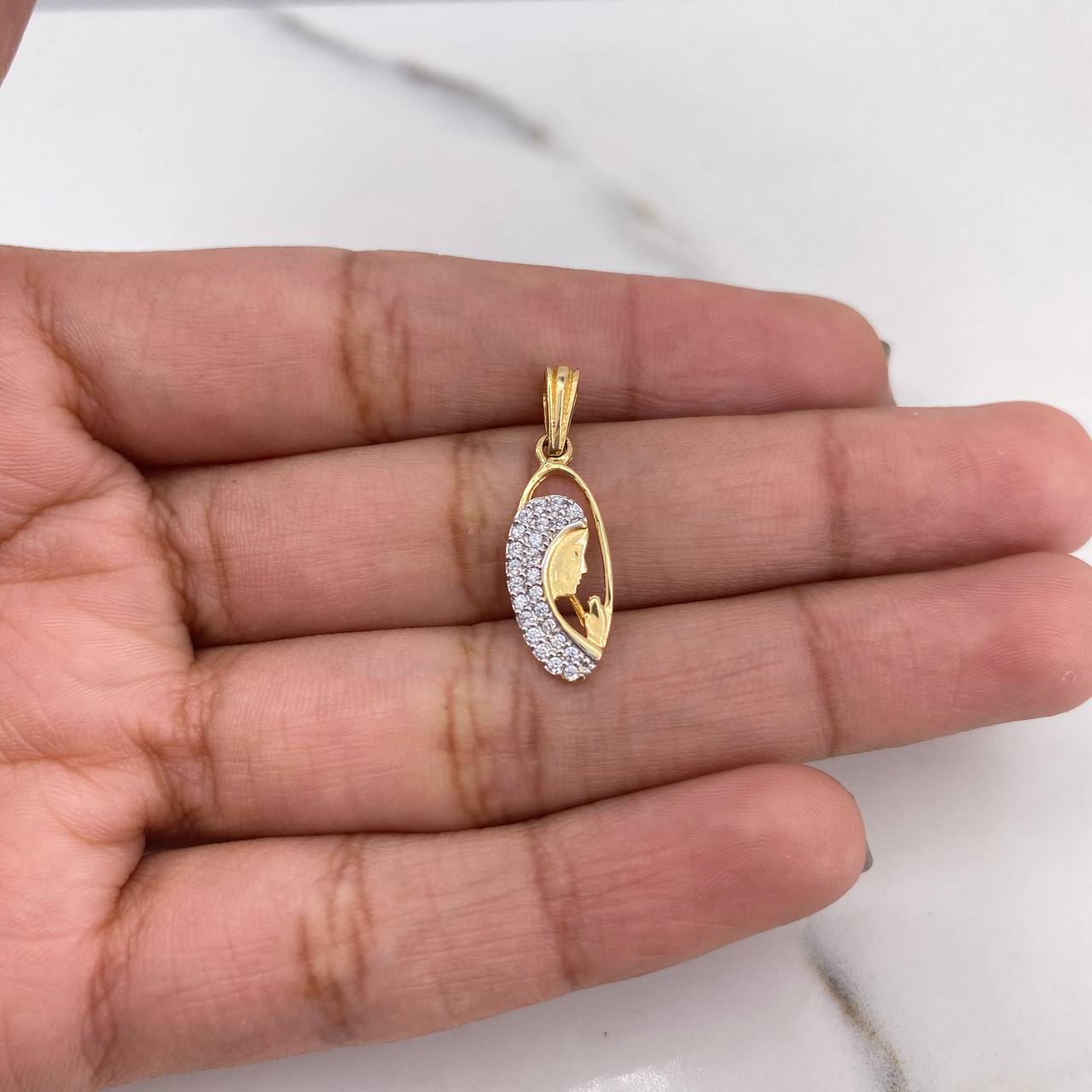 Dije Virgen Maria 1.1gr / 2.3cm / Circones Blancos Oro Amarillo 18K #
