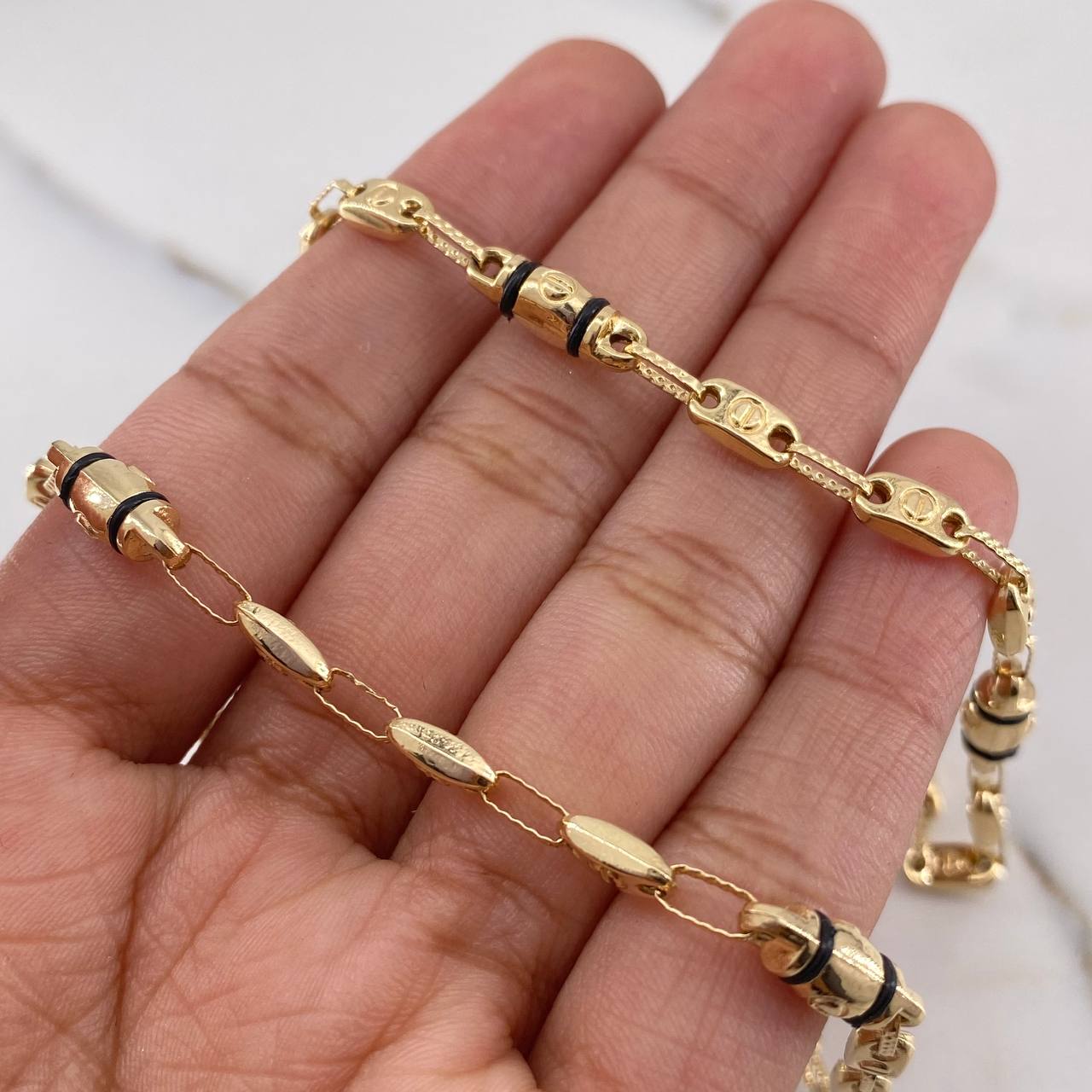 Cadena Rustica Tornillo 12.2gr / 62.6cm / 3.8mm Cauchos Negros Oro Amarillo 18K $