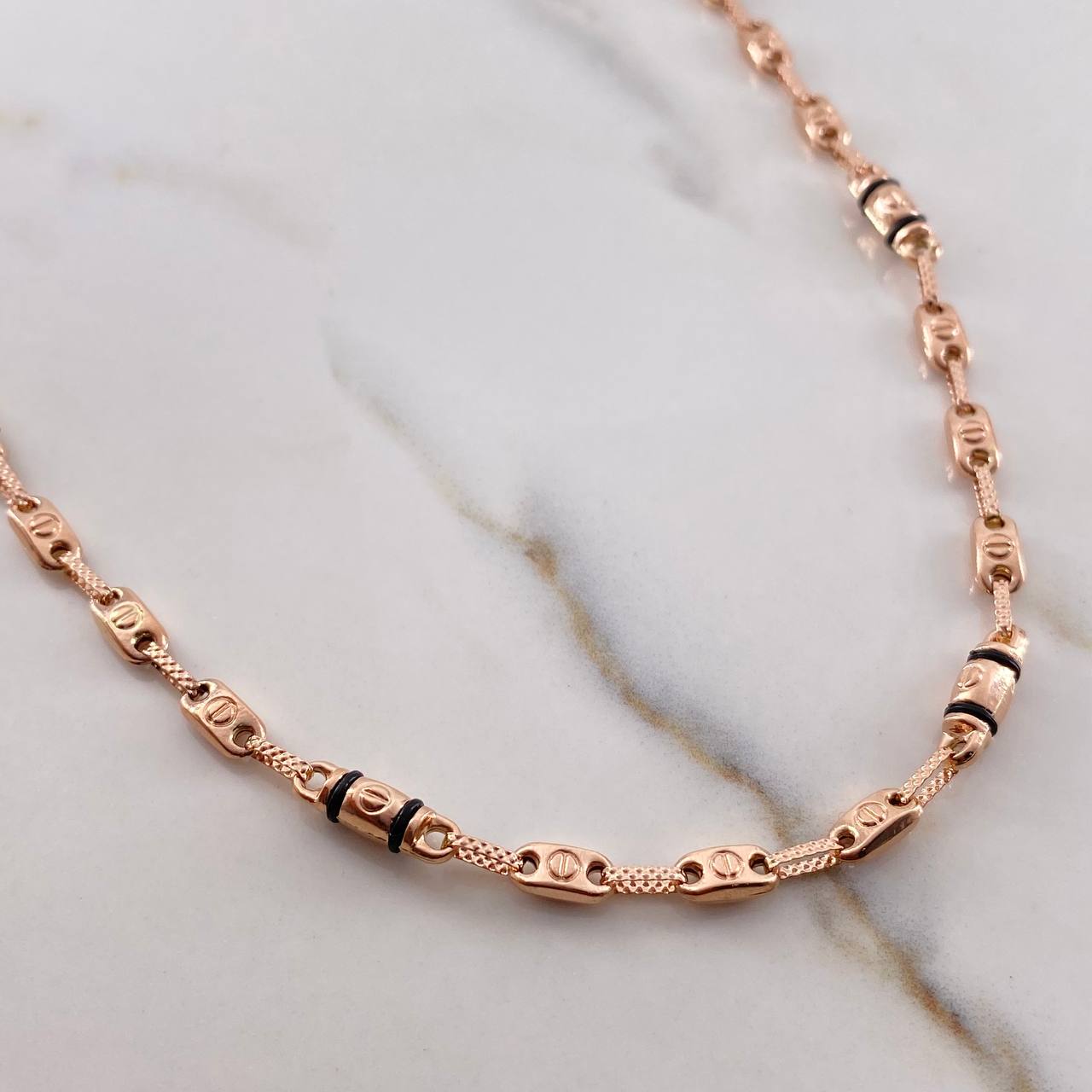 Cadena Rustica Tornillo 11.15gr / 61.6cm / 3.9mm Cauchos Negros Oro Rosa 18K $