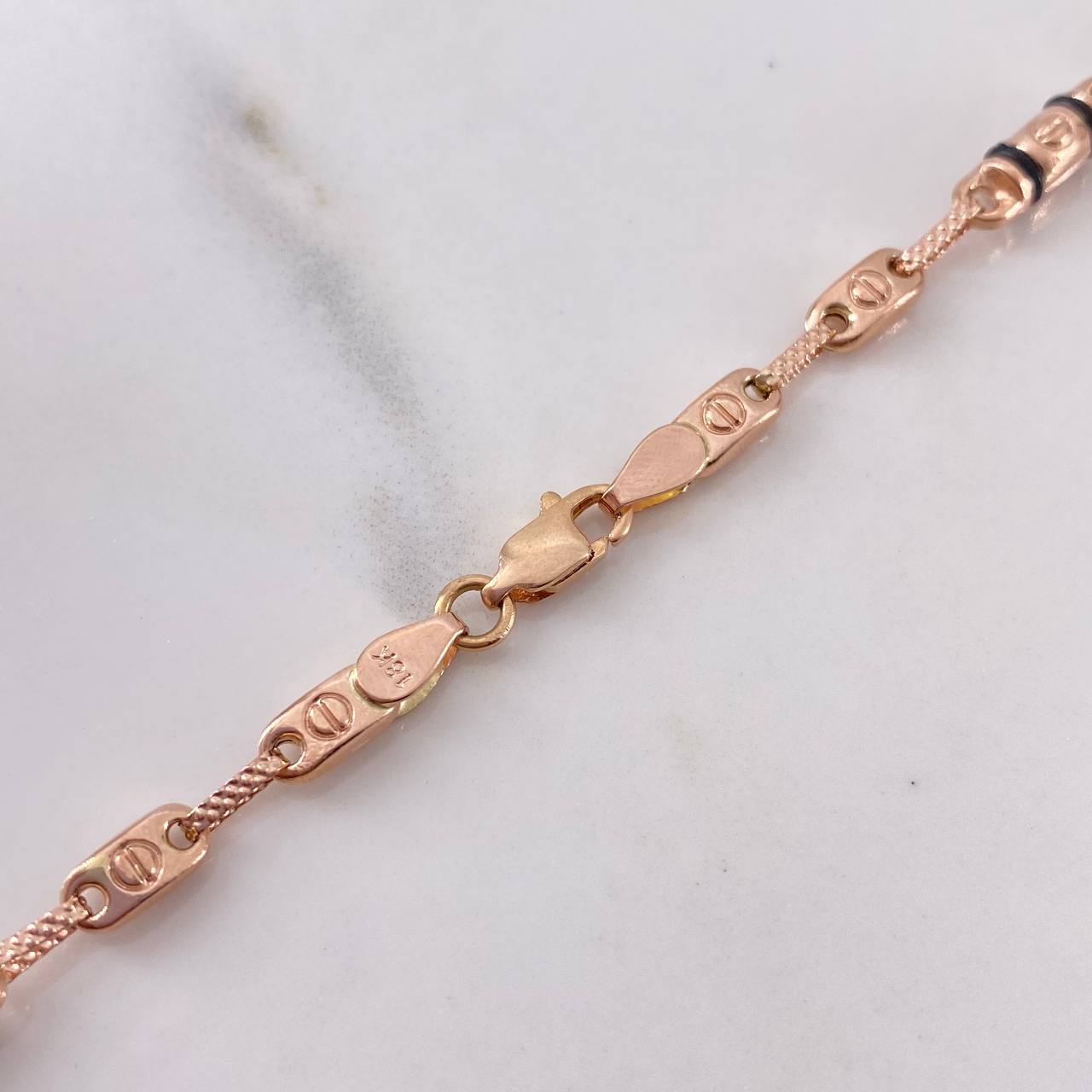 Cadena Rustica Tornillo 11.15gr / 61.6cm / 3.9mm Cauchos Negros Oro Rosa 18K $