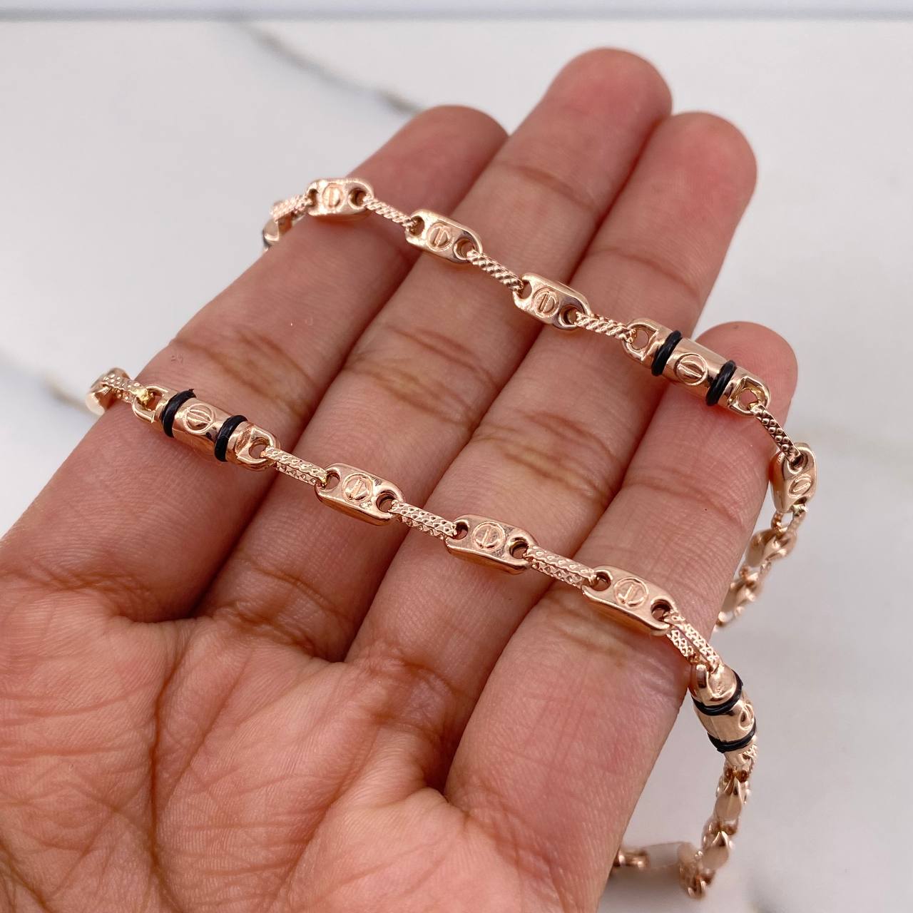 Cadena Rustica Tornillo 11.15gr / 61.6cm / 3.9mm Cauchos Negros Oro Rosa 18K $