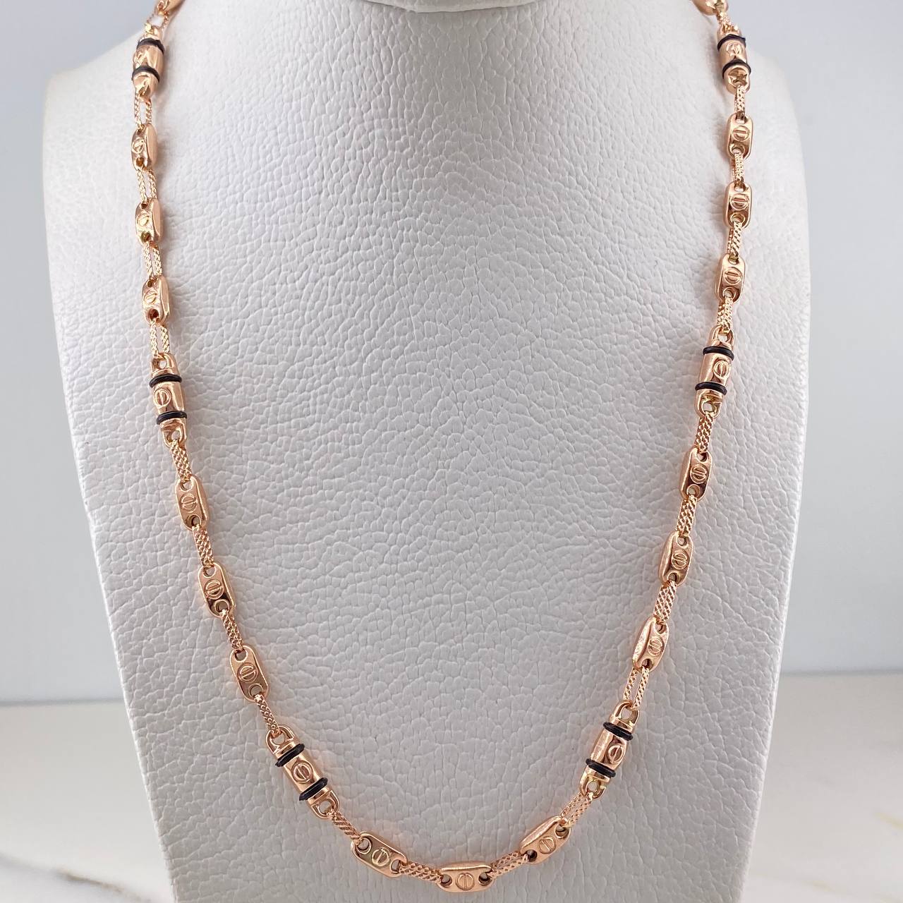 Cadena Rustica Tornillo 11.15gr / 61.6cm / 3.9mm Cauchos Negros Oro Rosa 18K $