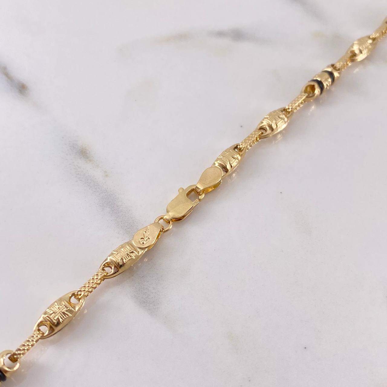 Cadena Rustica 13.2gr / 60.9cm / 4.1mm Barril Cruz Cauchos Negros Oro Amarillo 18K $