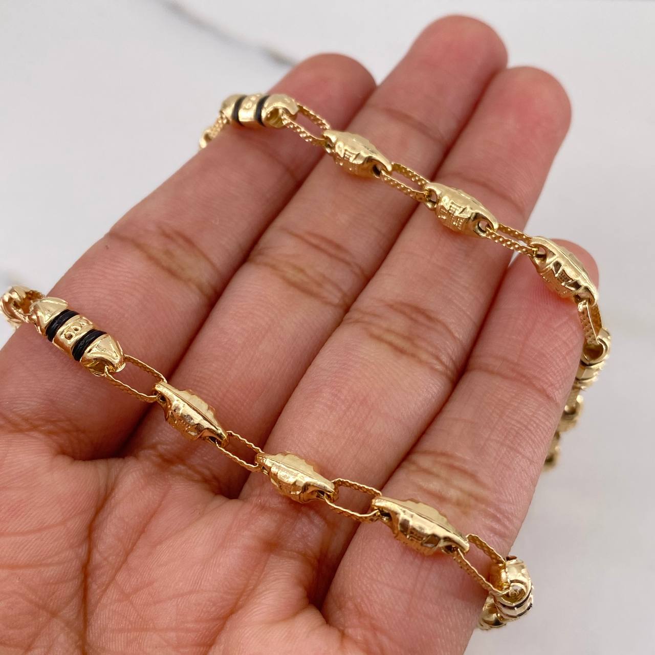 Cadena Rustica 13.2gr / 60.9cm / 4.1mm Barril Cruz Cauchos Negros Oro Amarillo 18K $