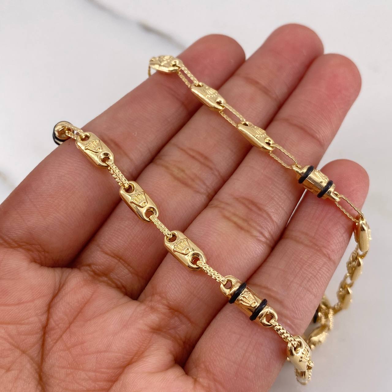 Cadena Rustica Corona RX 12.15gr / 62.9cm / 3.8mm Cauchos Negros Oro Amarillo 18K $