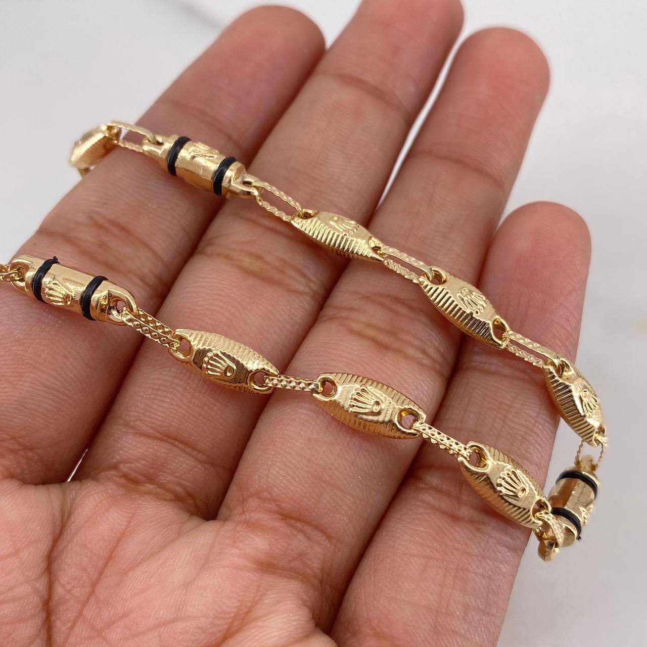 Pulso Rustico Corona RX 4.75gr / 21.7cm / 4.5mm Cauchos Negros Oro Amarillo 18K $